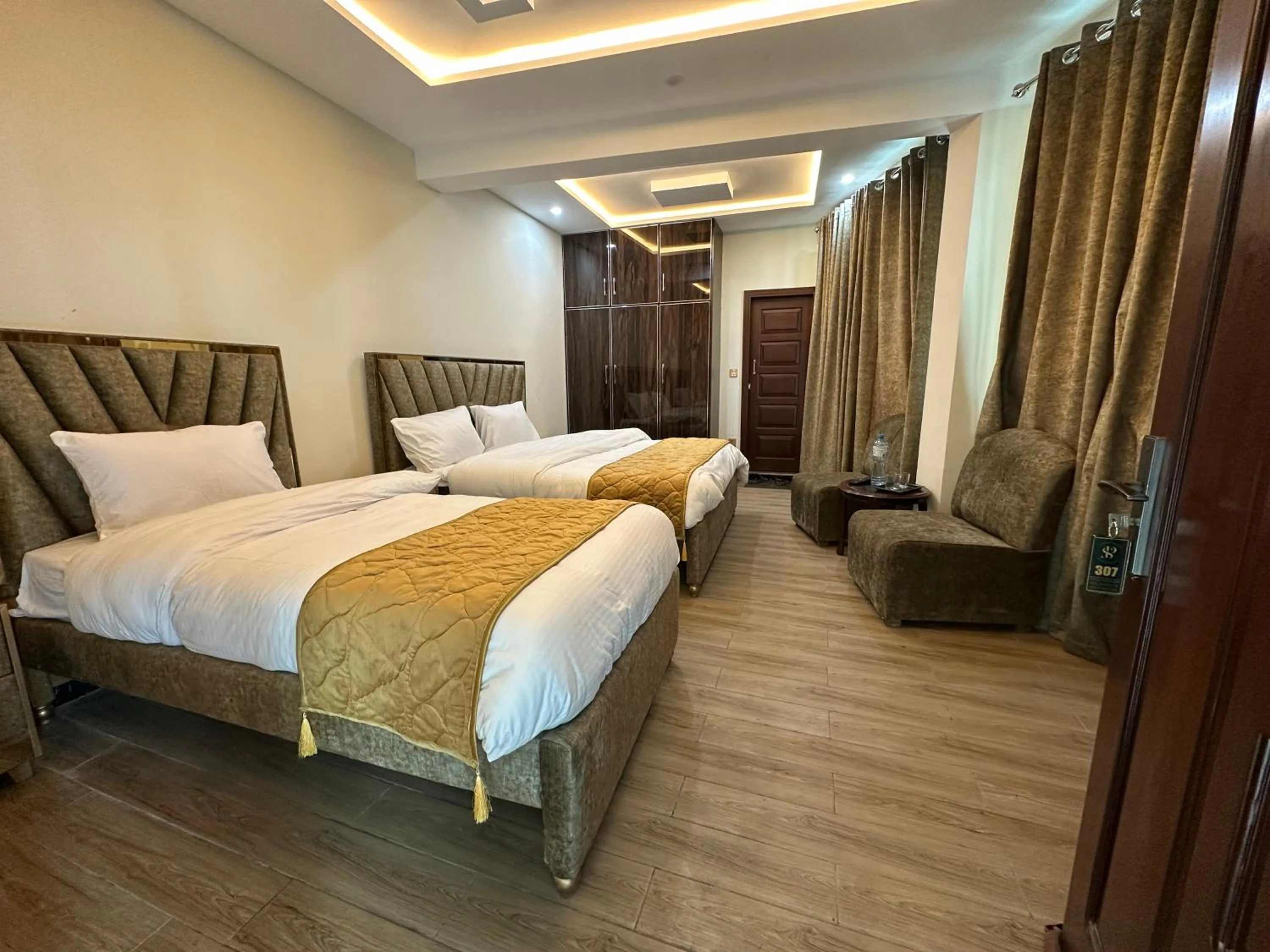 Bed in Hotel Summer Palace Murree
