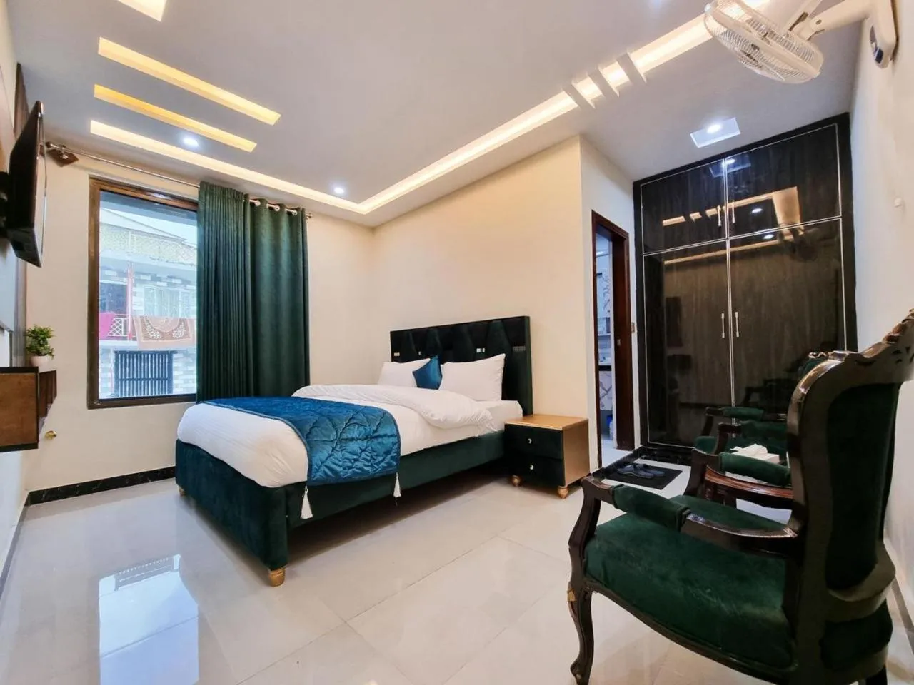 Bed in Hotel Summer Palace Murree