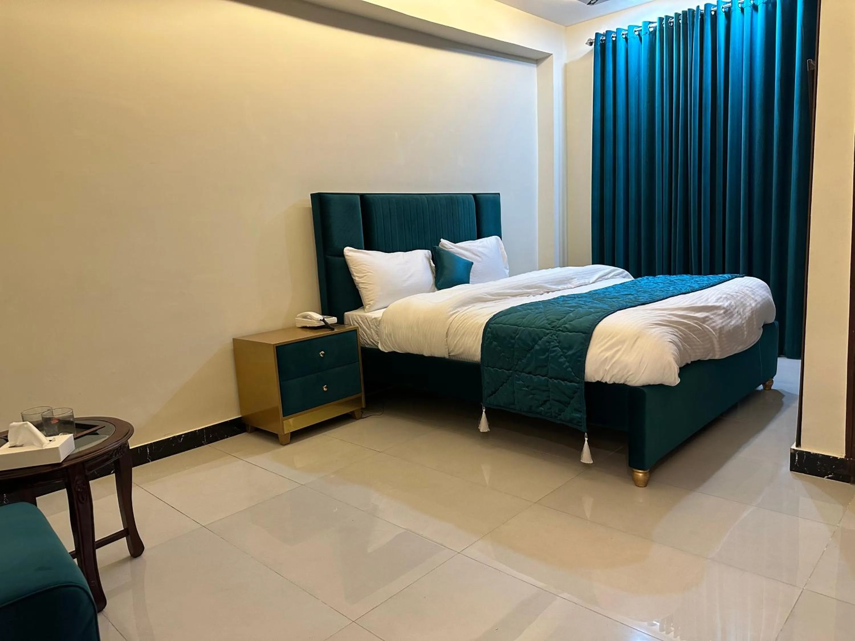 Bed in Hotel Summer Palace Murree