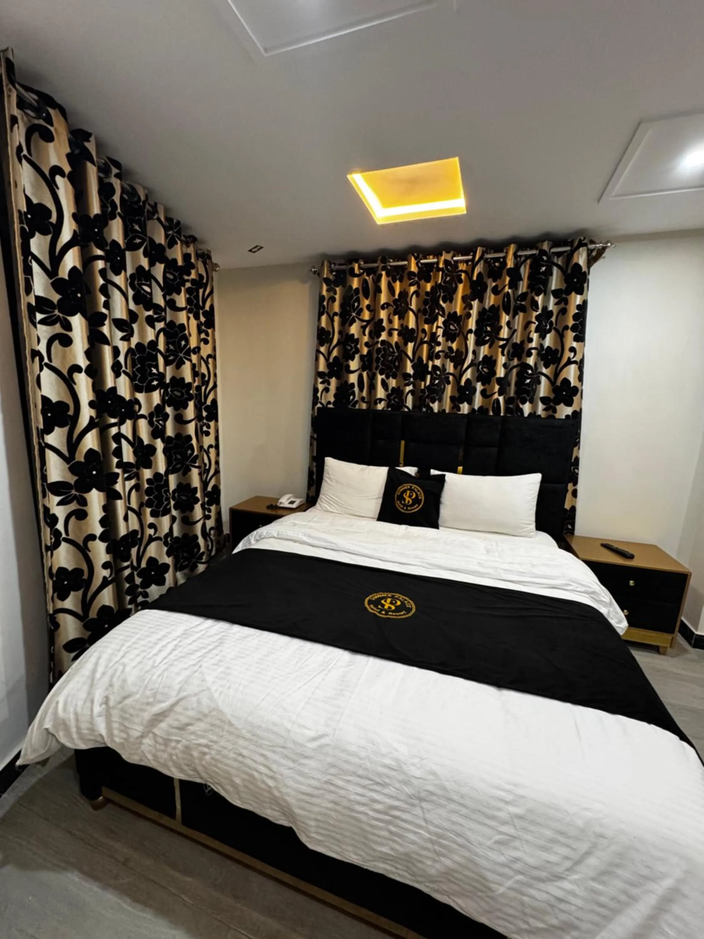 Bed in Hotel Summer Palace Murree
