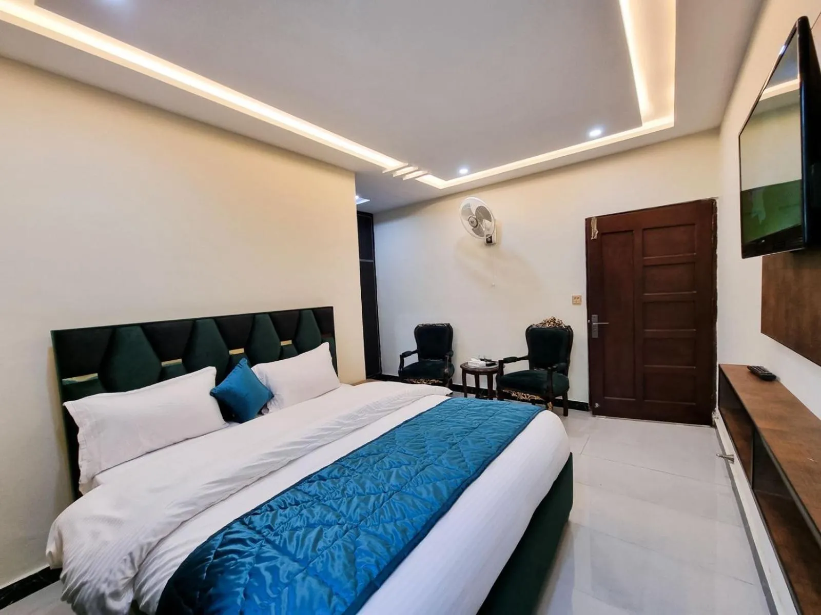 Bed in Hotel Summer Palace Murree