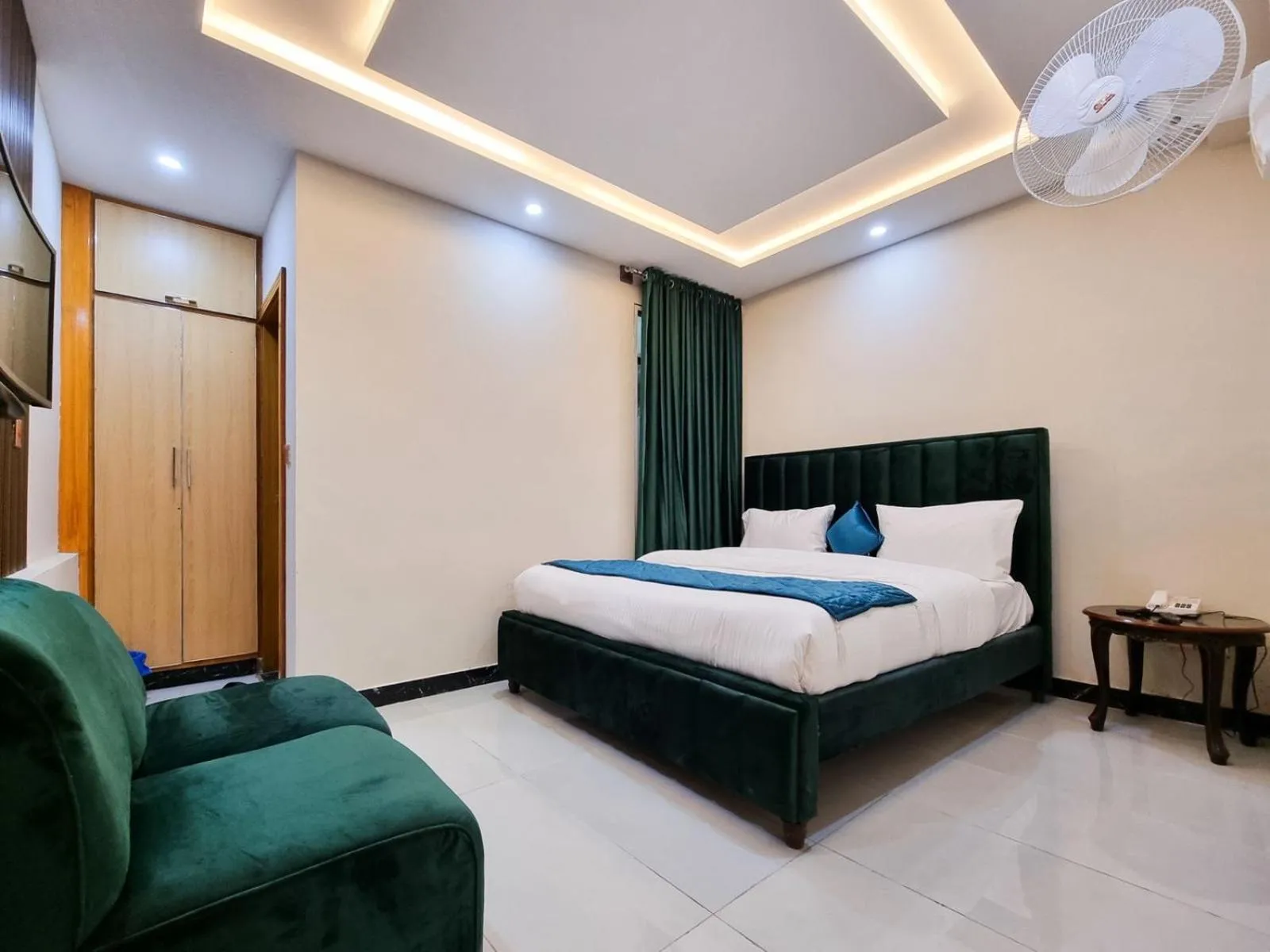 Bed in Hotel Summer Palace Murree
