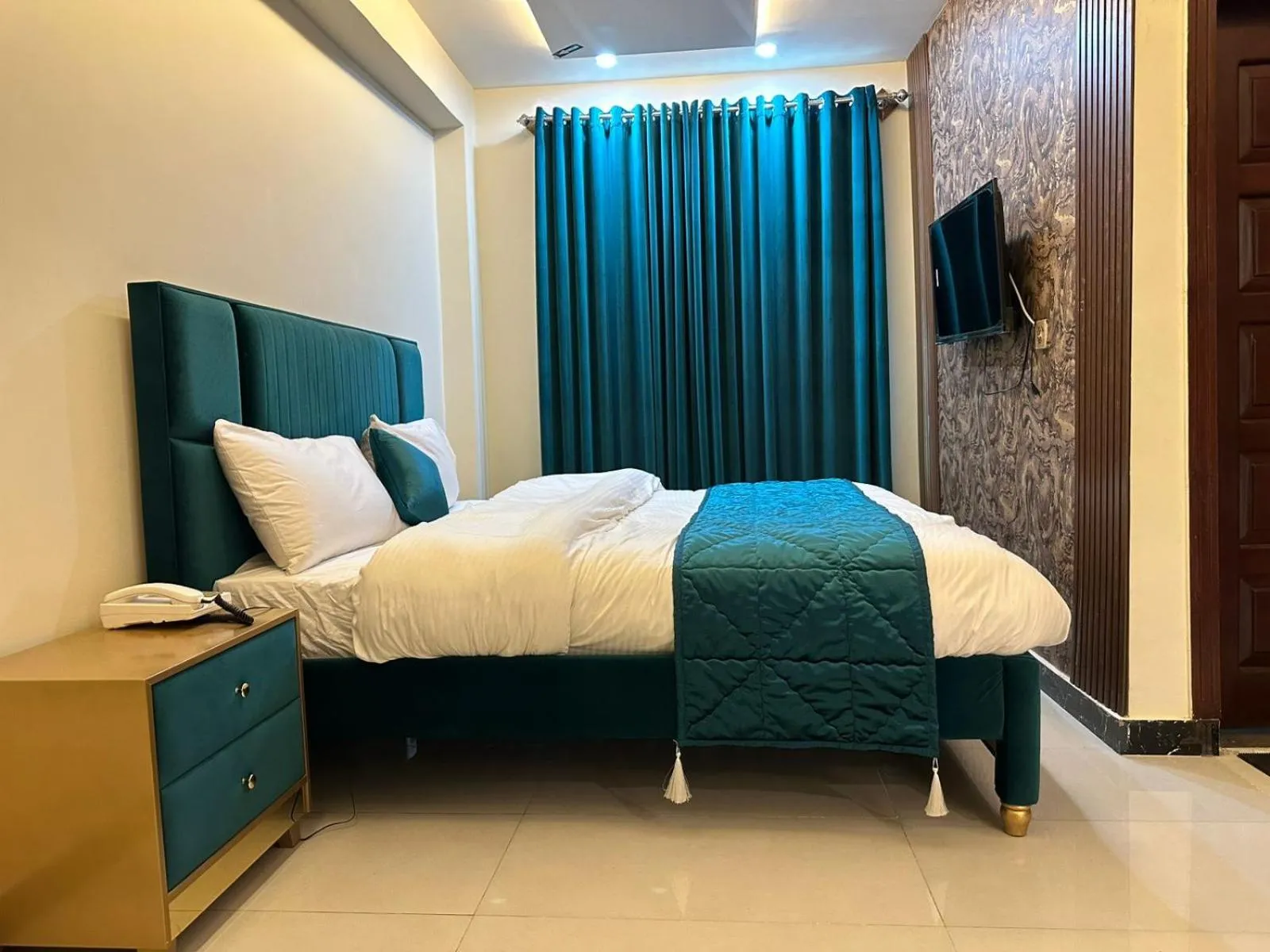 Bed in Hotel Summer Palace Murree