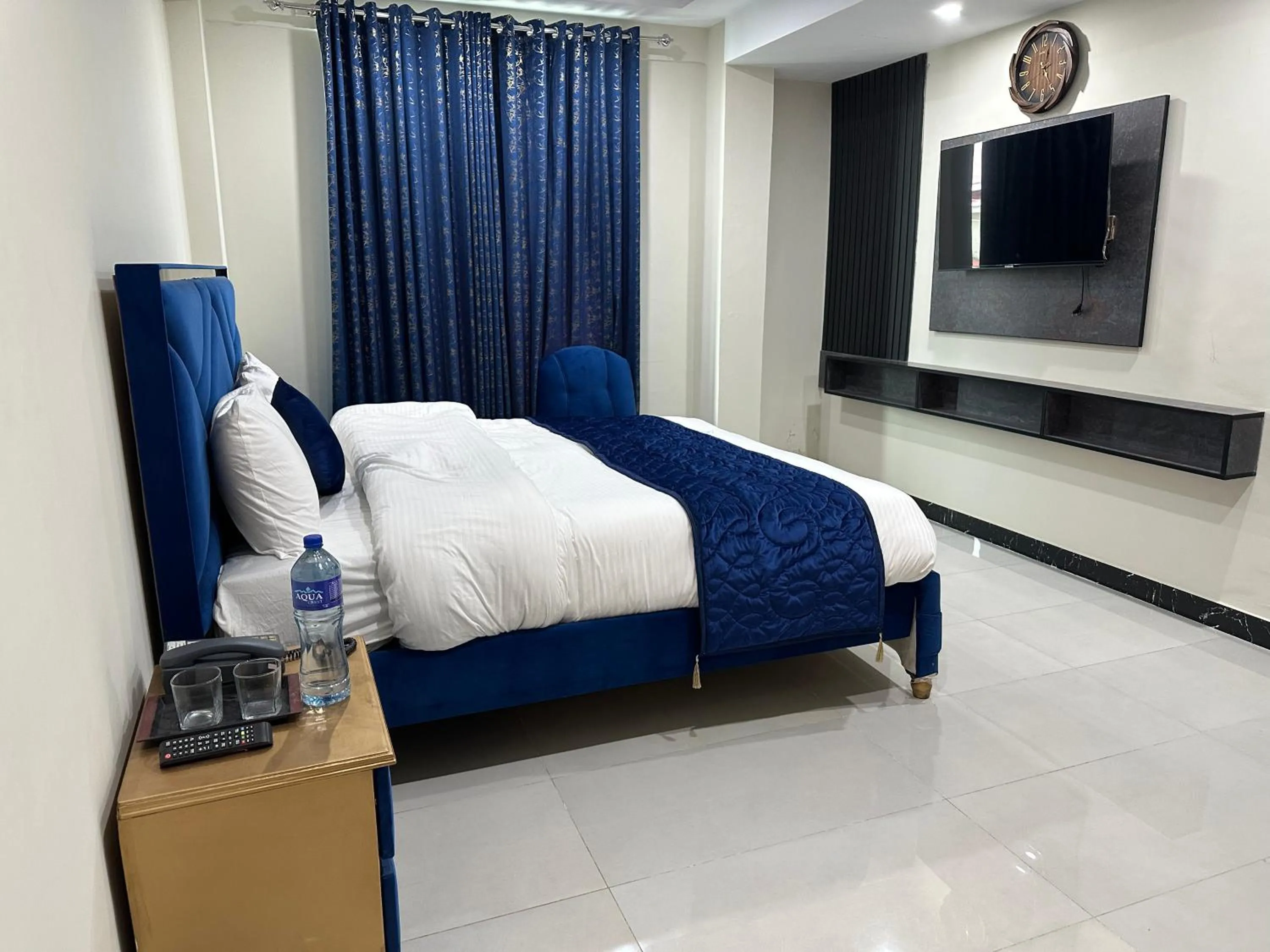 Bed in Hotel Summer Palace Murree