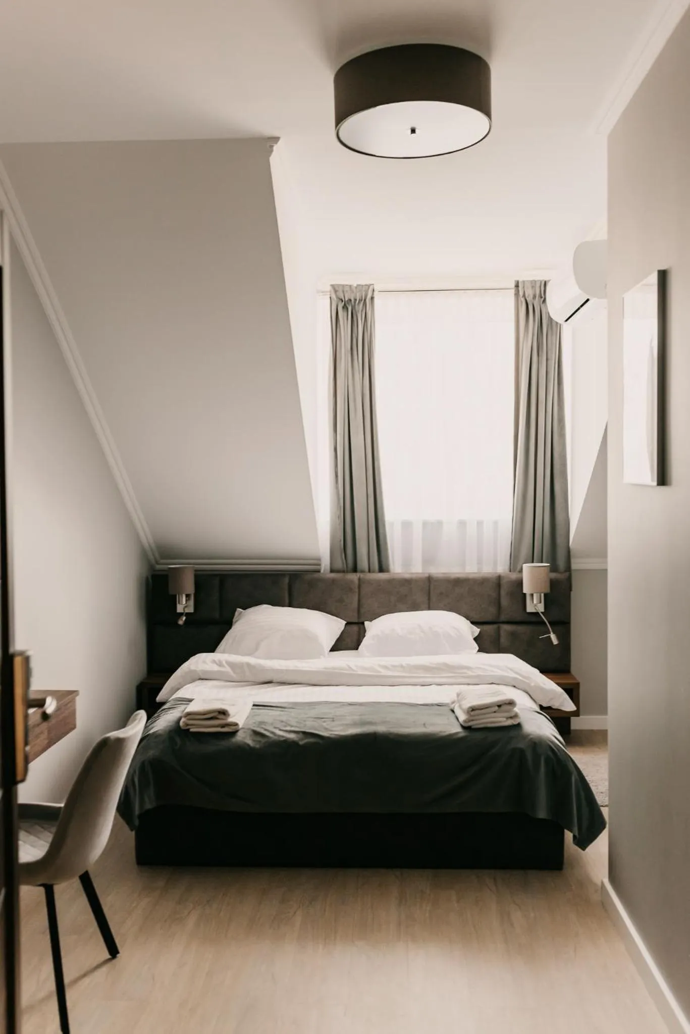 Bed in Hotel Millenium