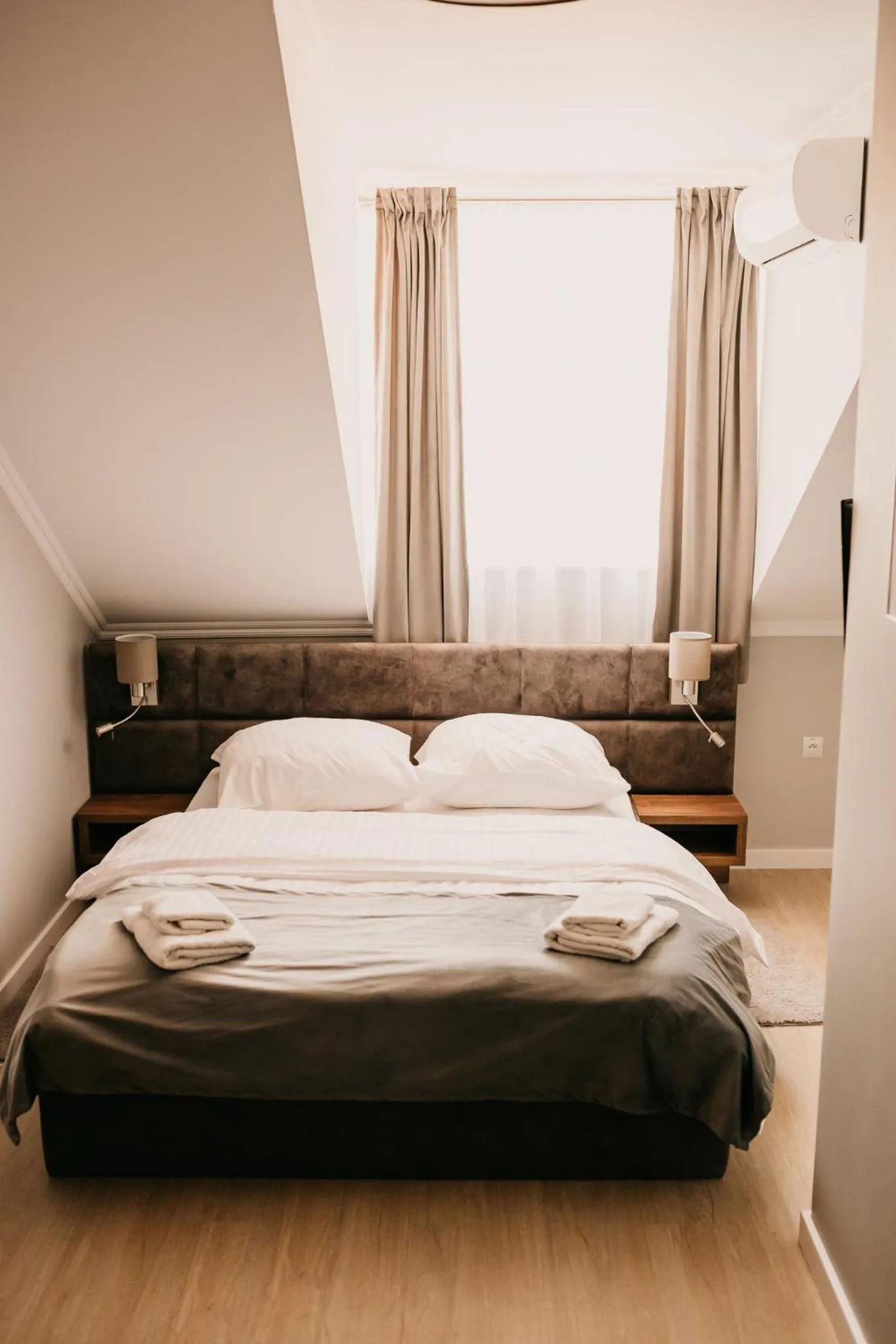 Bed in Hotel Millenium