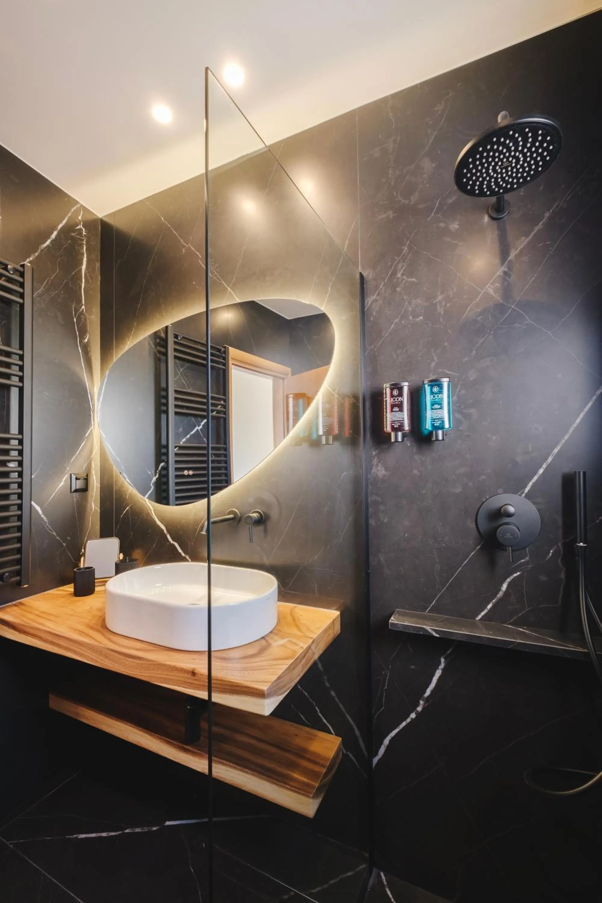 Shower in Tyto Alba Habitat