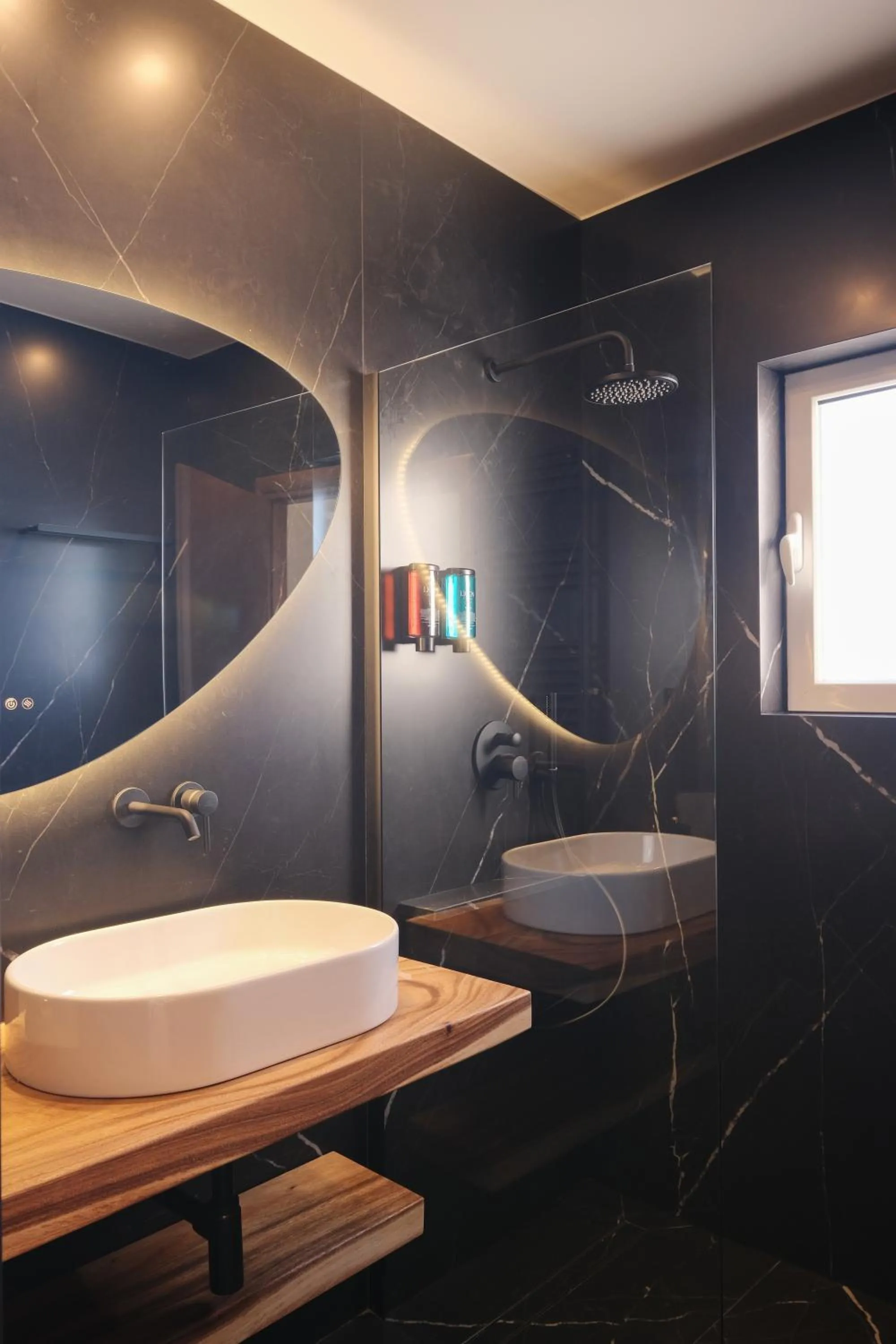 Shower in Tyto Alba Habitat