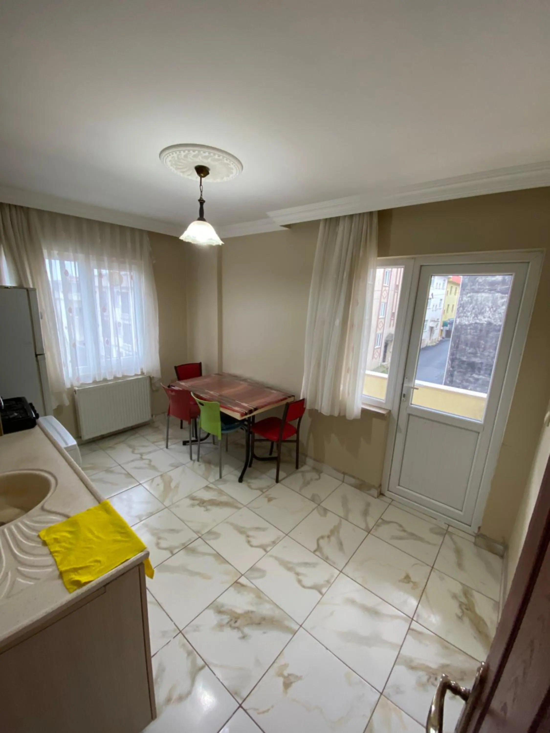 Dining area in Menekşe Apart 1