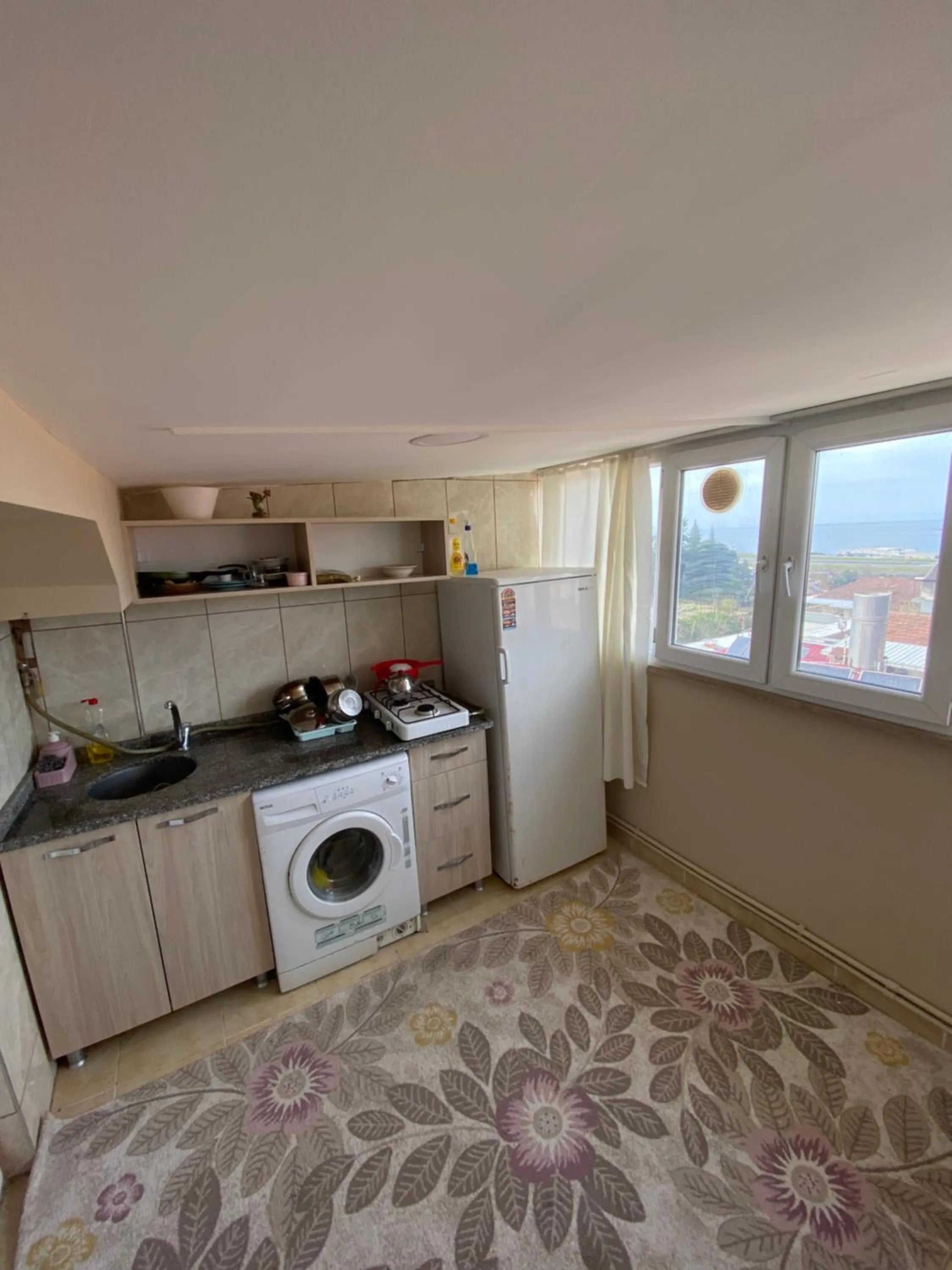 Kitchen or kitchenette in Menekşe Apart 1