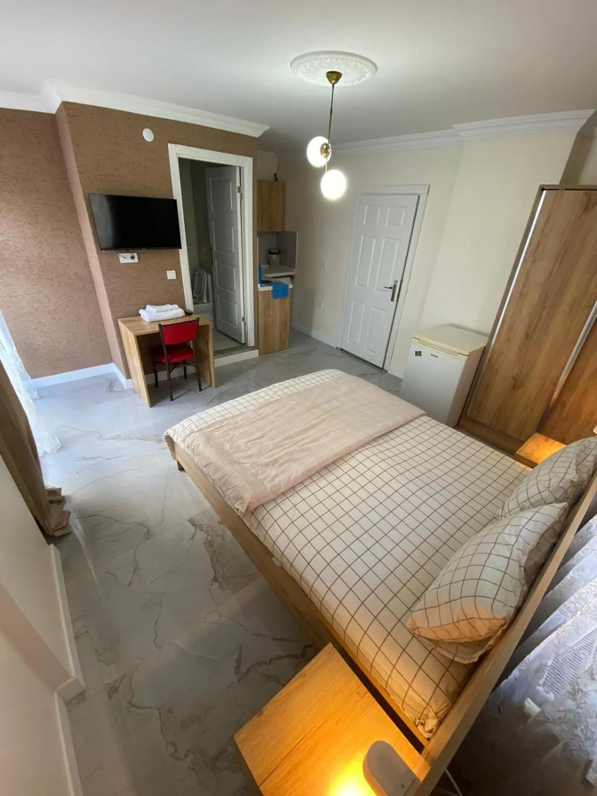 Communal lounge/ TV room in Menekşe Apart 1