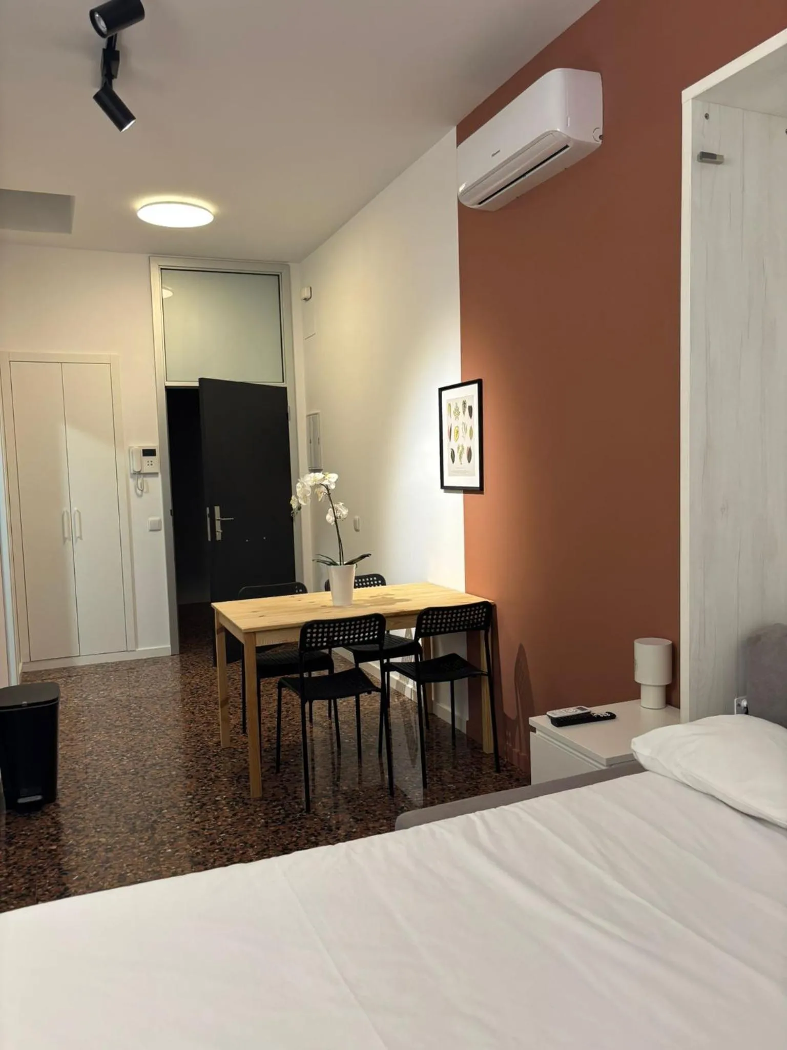 Dining area, Bed in Apartahotel Espai Verd Benimaclet