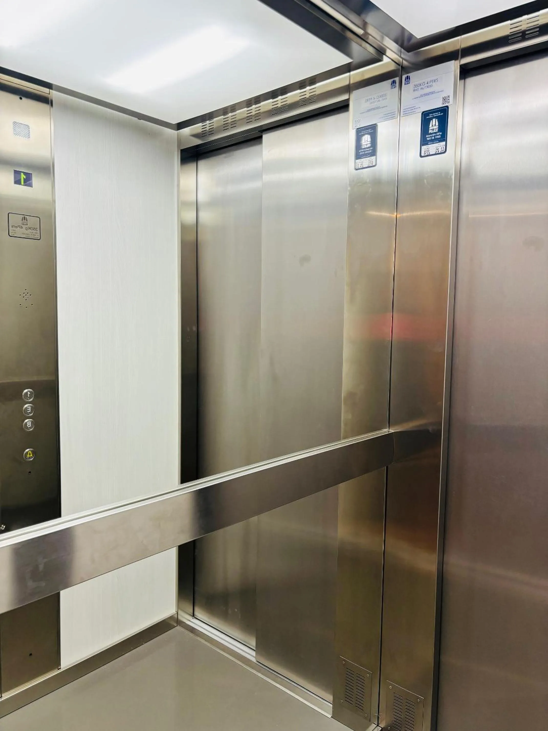 elevator in Apartahotel Espai Verd Benimaclet