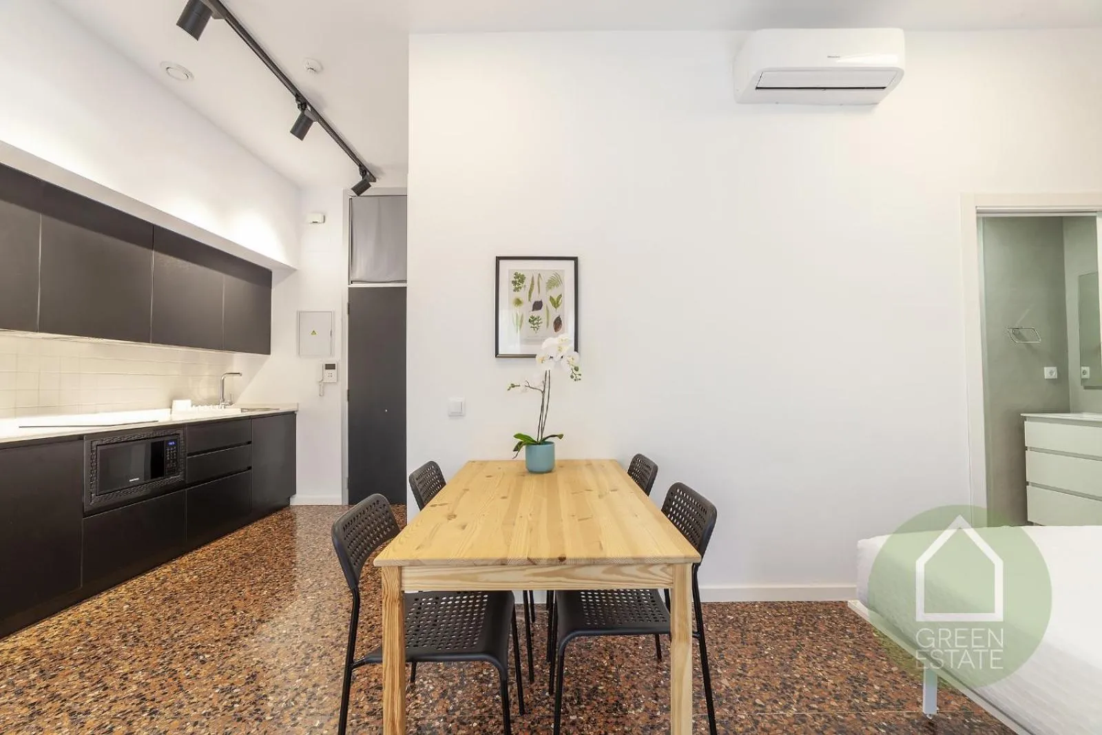 Kitchen or kitchenette in Apartahotel Espai Verd Benimaclet