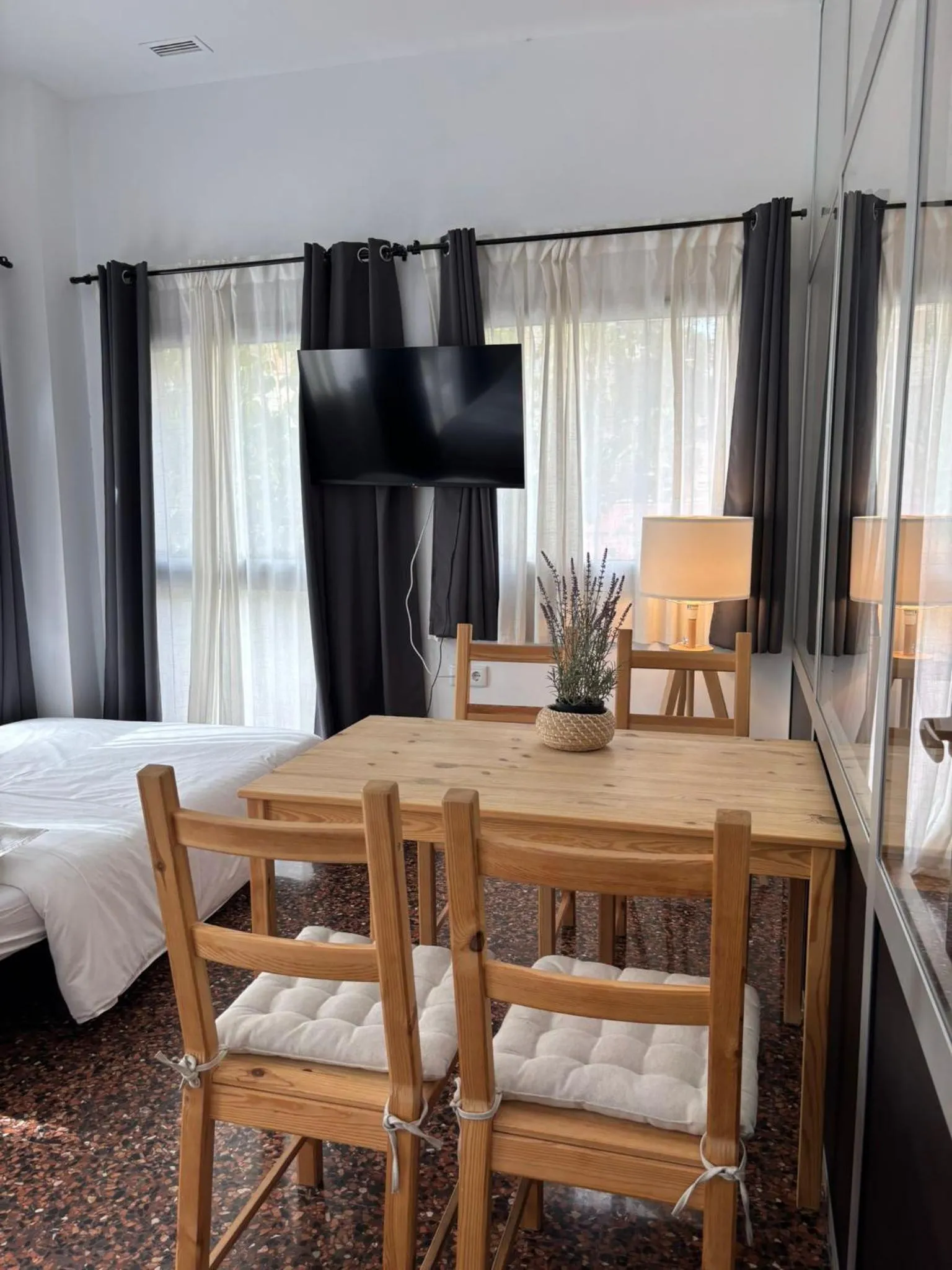 Dining area, Bed in Apartahotel Espai Verd Benimaclet