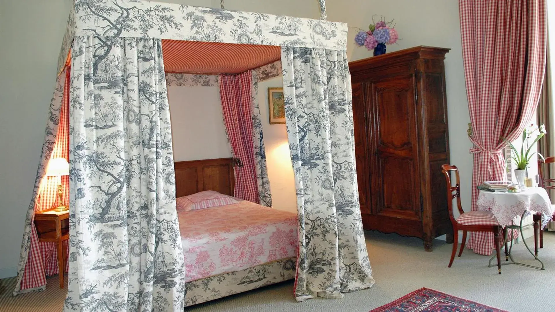 Standard King Room in Château royal de Saint-Saturnin Standard King Room in Château royal de Saint-Saturnin
