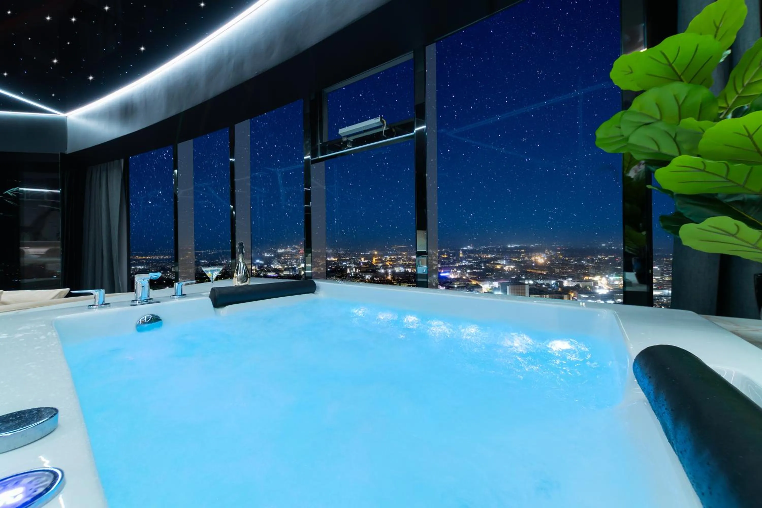 Night in Apartamenty Sky Tower z Jakuzzi Przy Oknie