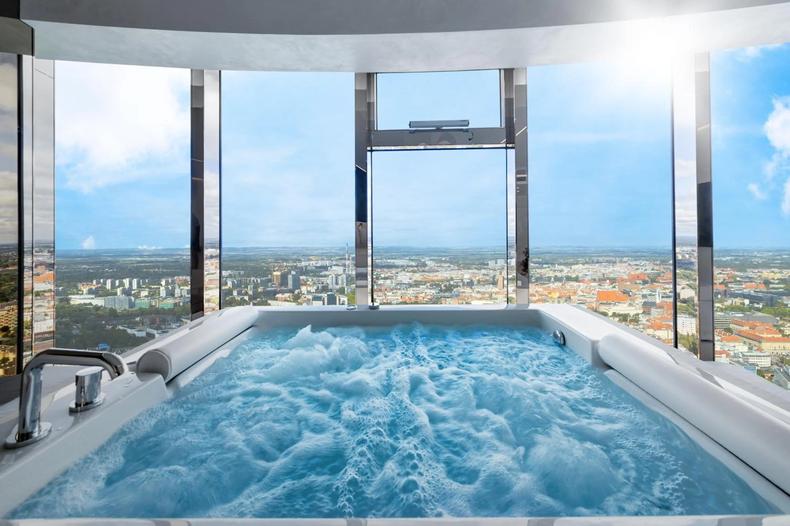 Hot Tub in Apartamenty Sky Tower z Jakuzzi Przy Oknie