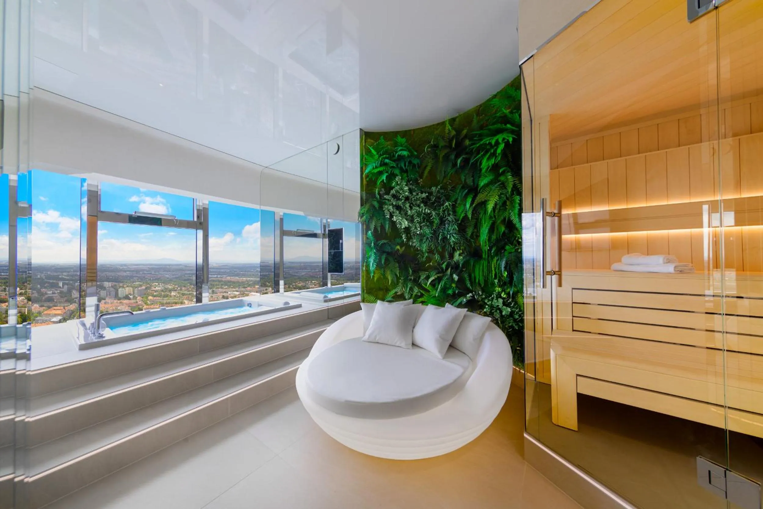 Hot Tub in Apartamenty Sky Tower z Jakuzzi Przy Oknie