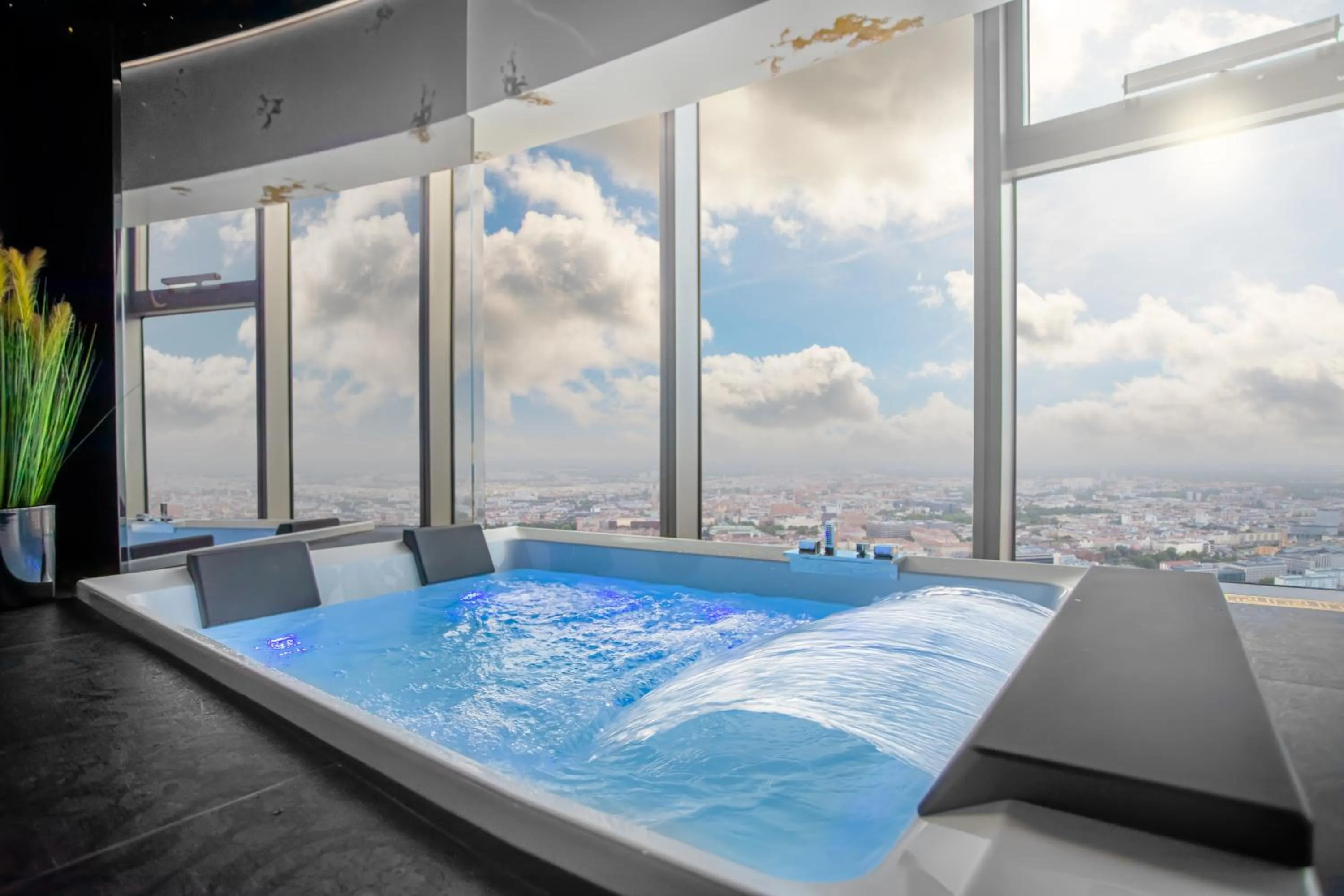 Hot Tub in Apartamenty Sky Tower z Jakuzzi Przy Oknie