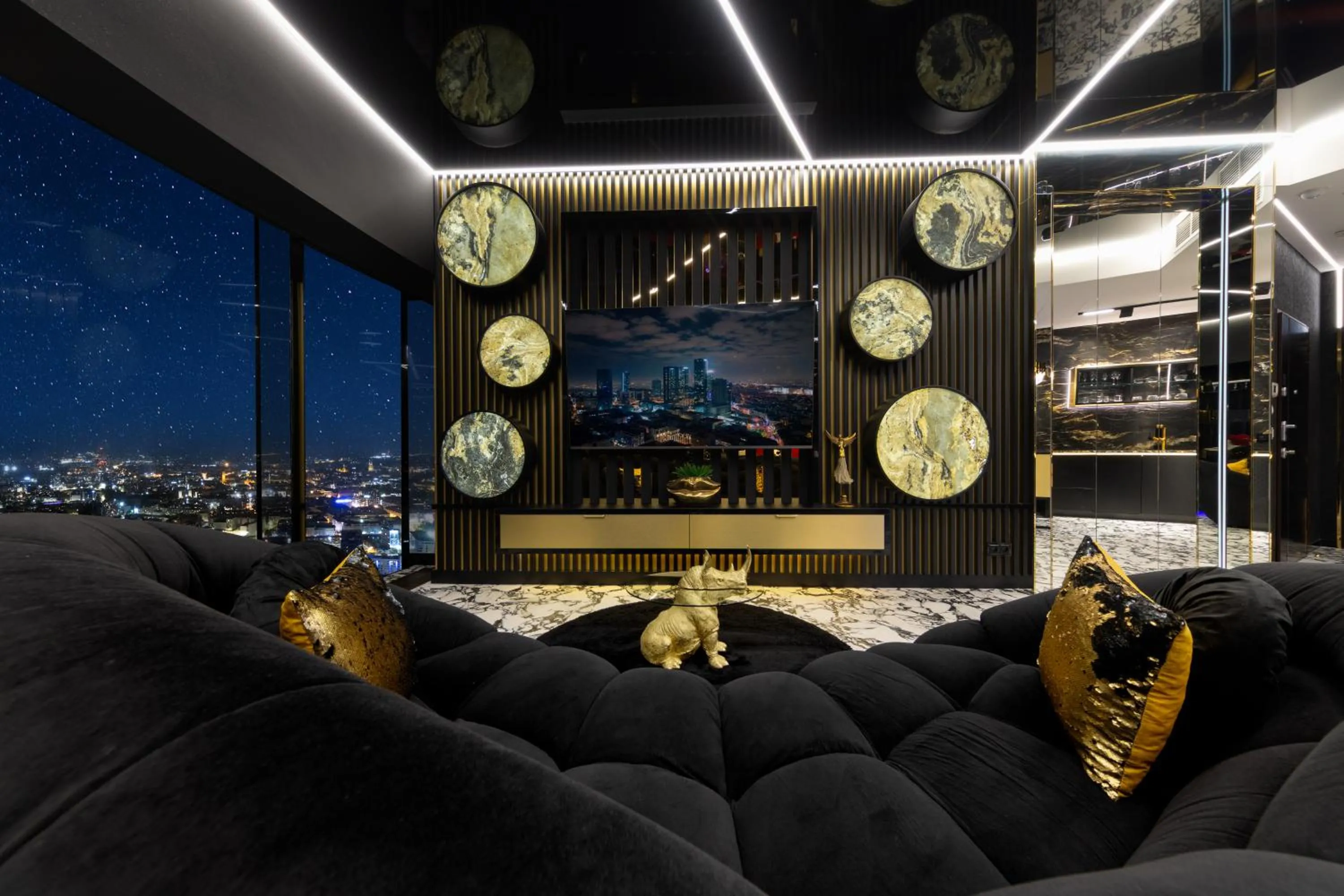 Night in Apartamenty Sky Tower z Jakuzzi Przy Oknie