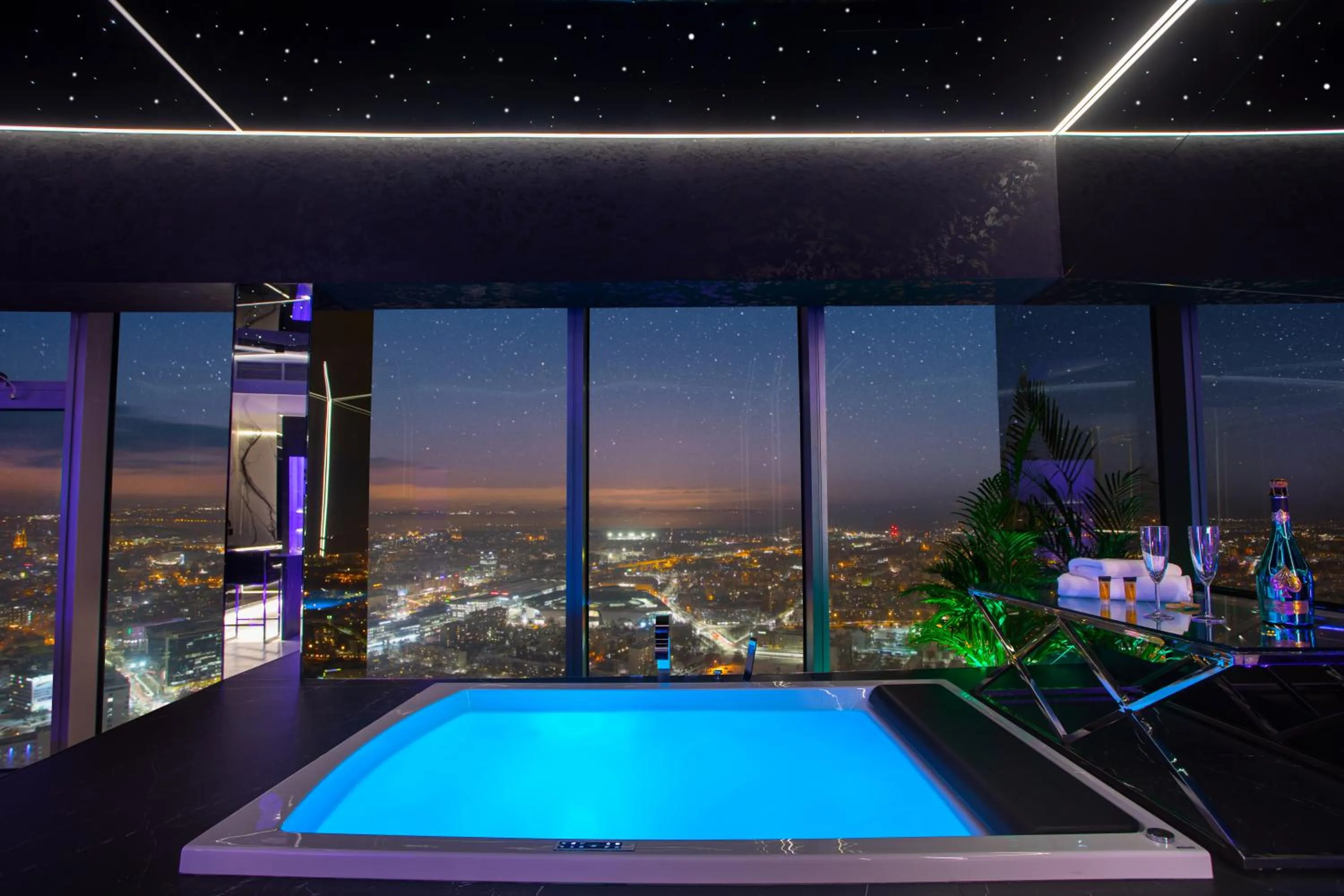 Hot Tub in Apartamenty Sky Tower z Jakuzzi Przy Oknie