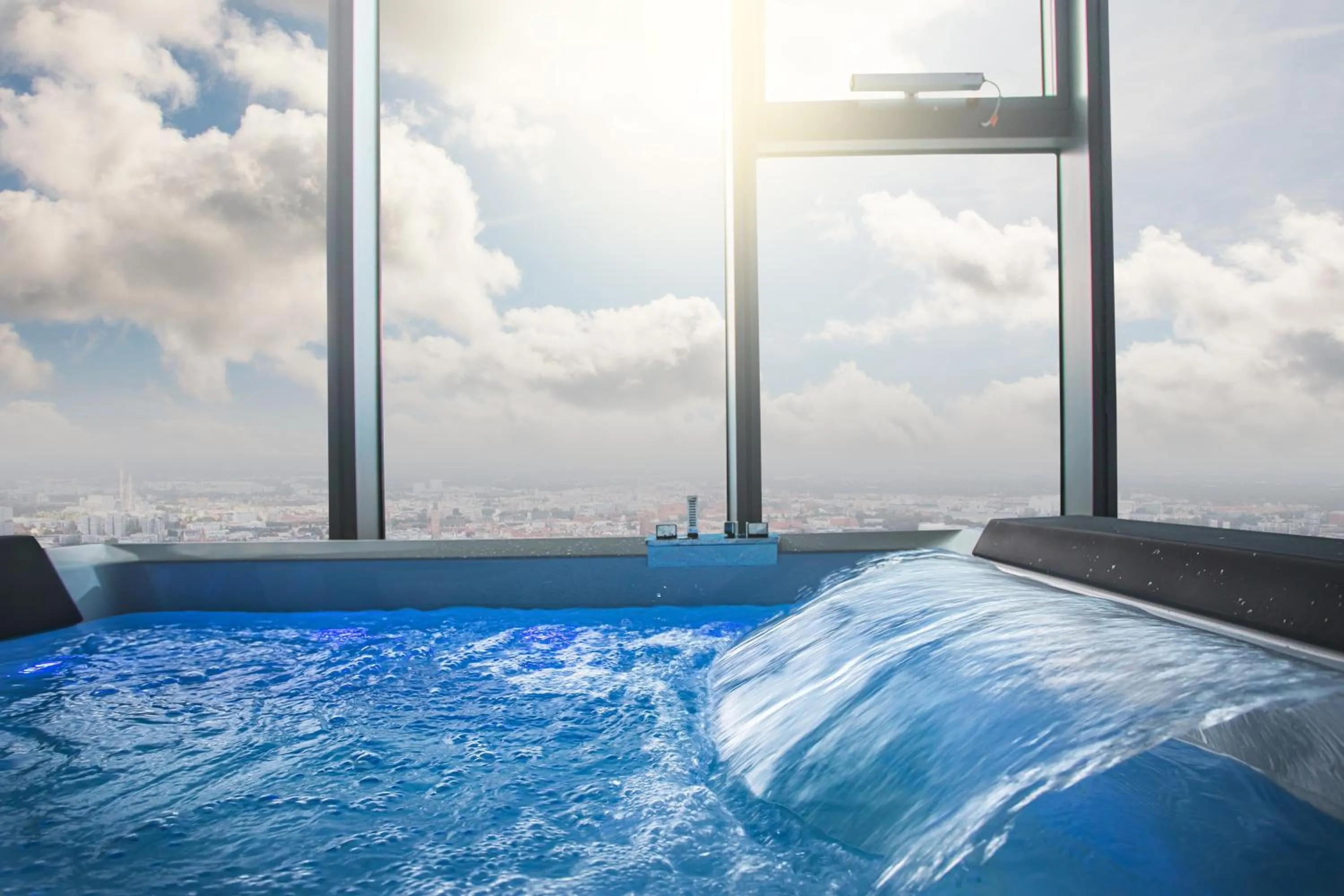 Hot Tub in Apartamenty Sky Tower z Jakuzzi Przy Oknie
