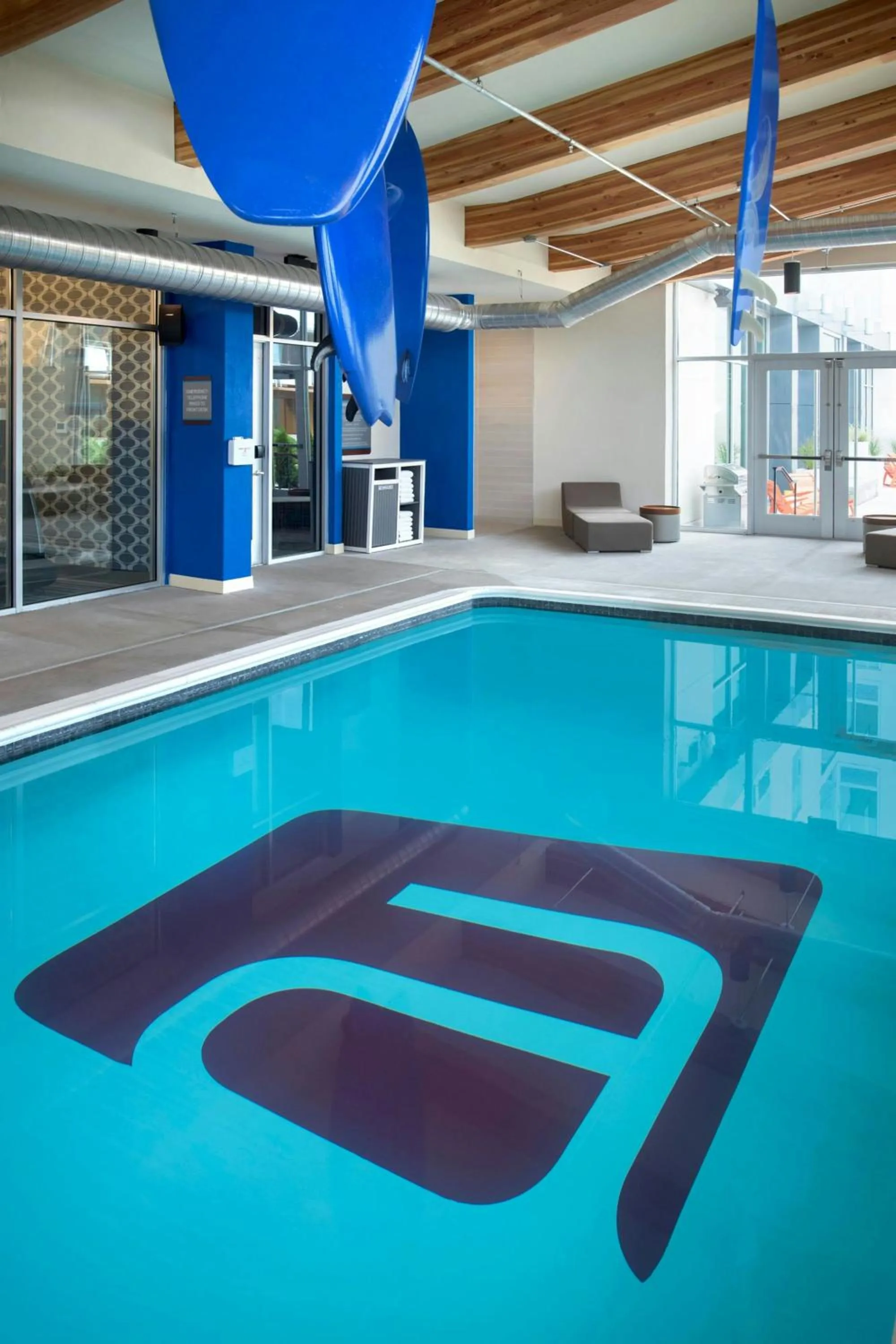 Swimming pool in Aloft Buffalo Airport