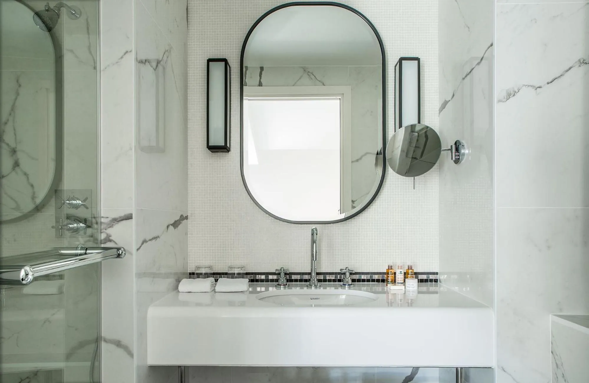 Bathroom in Hôtel La Tamise - Esprit de France