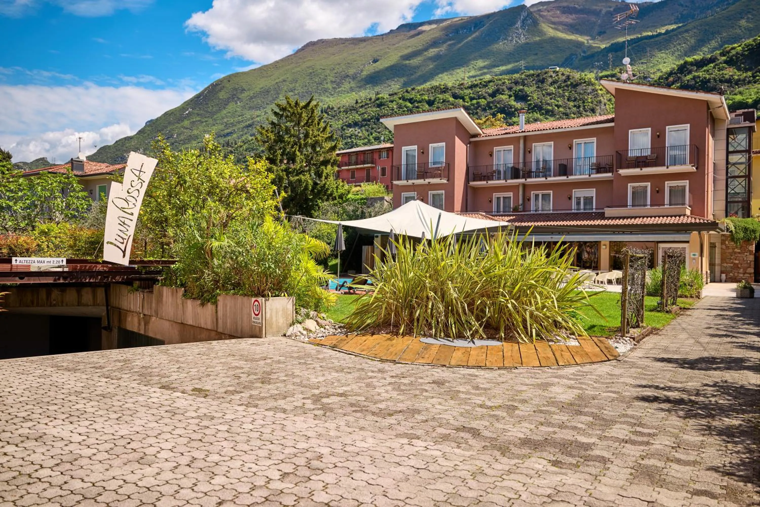 Facade/entrance in Hotel Luna Rossa