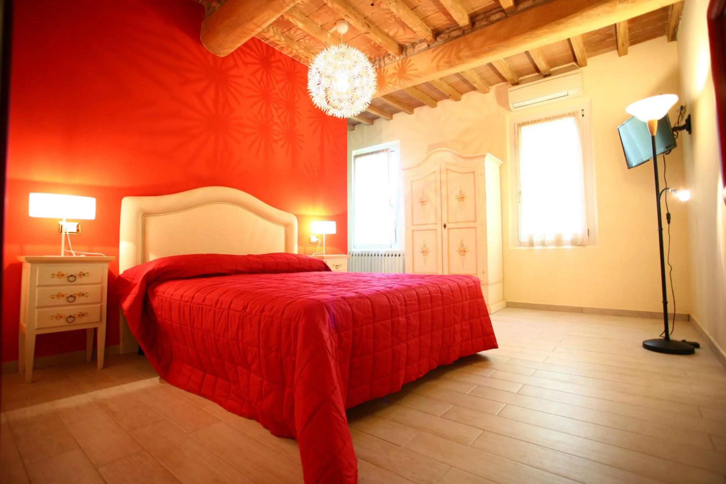 Photo of the whole room, Bed in Villa Camurana