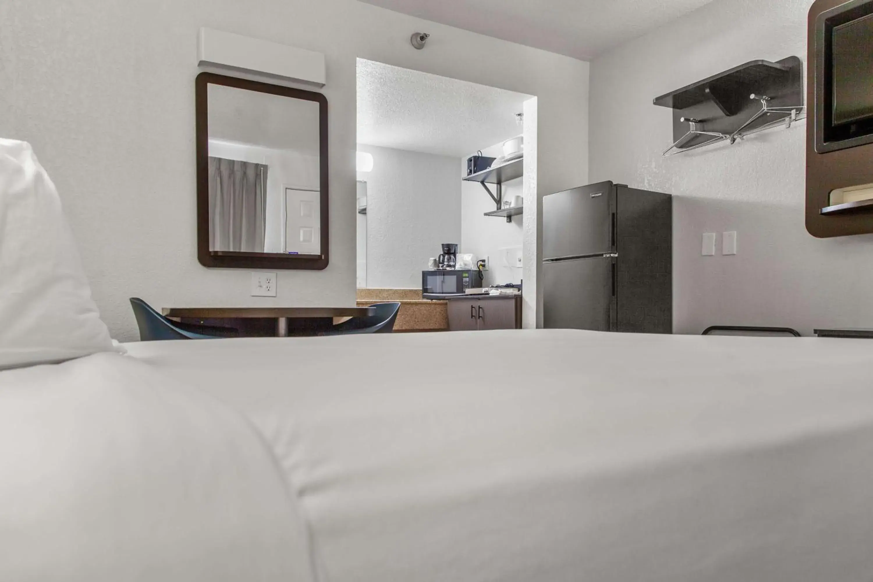 Bedroom, Bed in Studio 6 San Luis Obispo, CA South Bedroom, Bed in Studio 6 San Luis Obispo, CA South