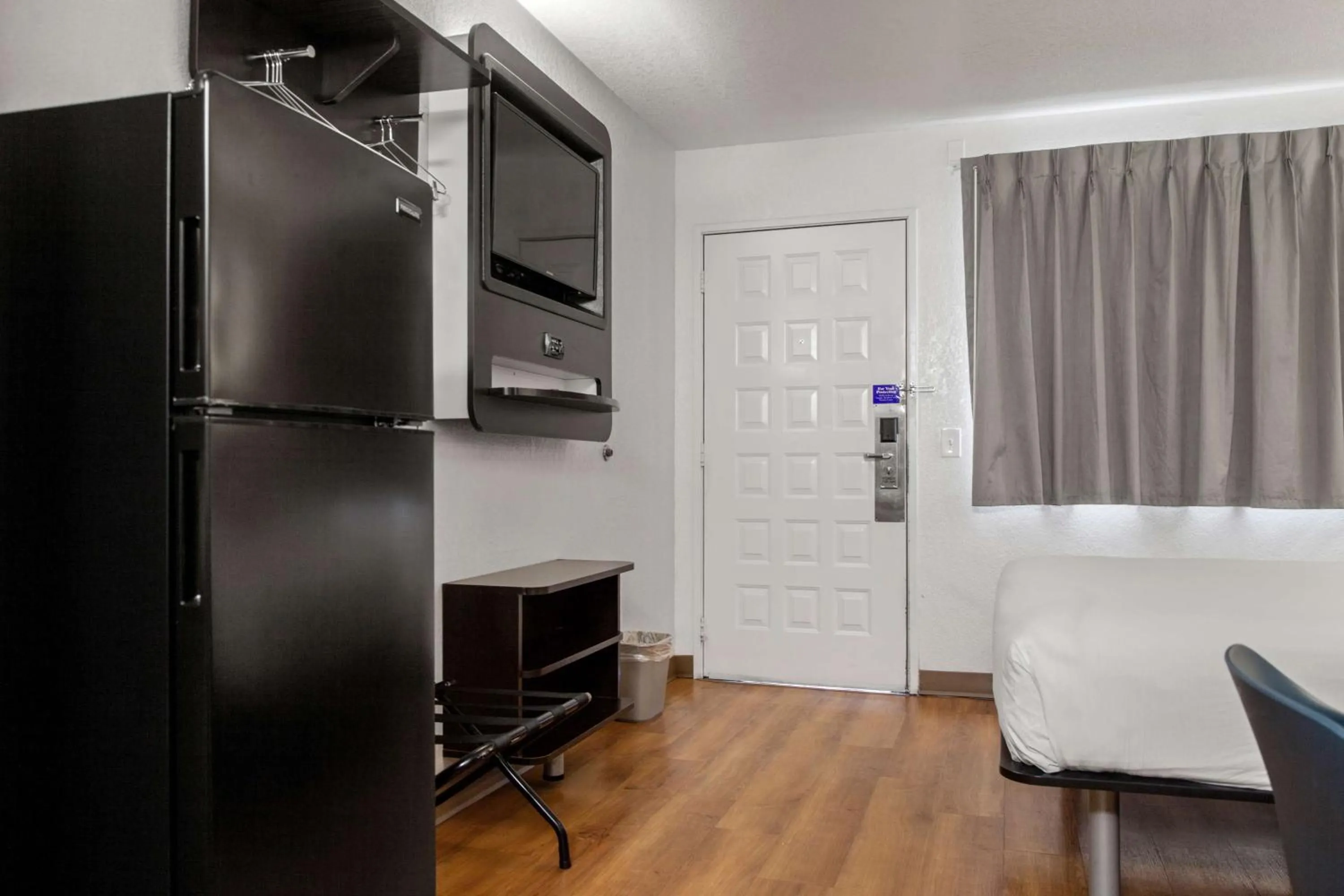 Bedroom, Bed in Studio 6 San Luis Obispo, CA South