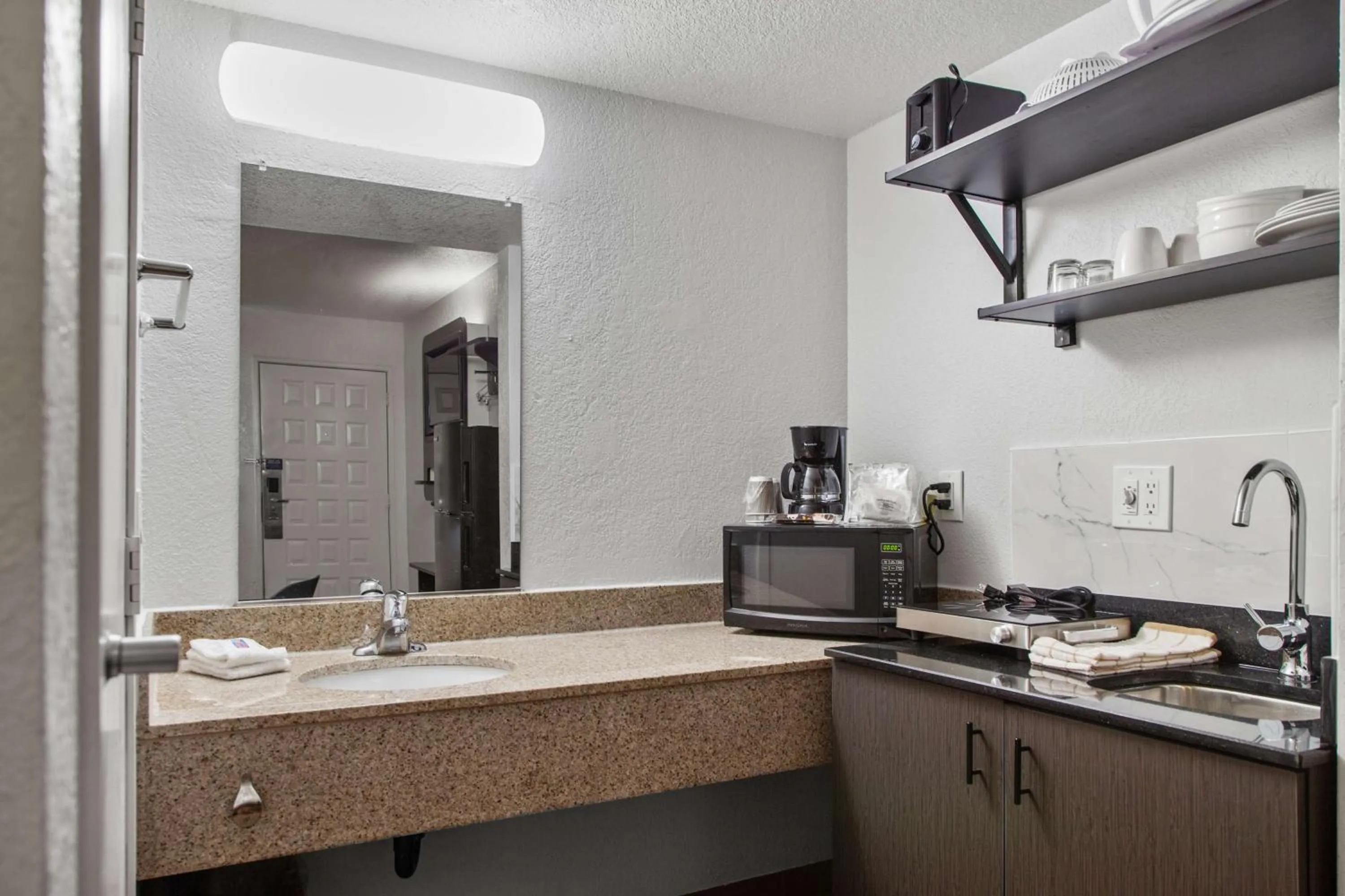 Kitchen or kitchenette in Studio 6 San Luis Obispo, CA South