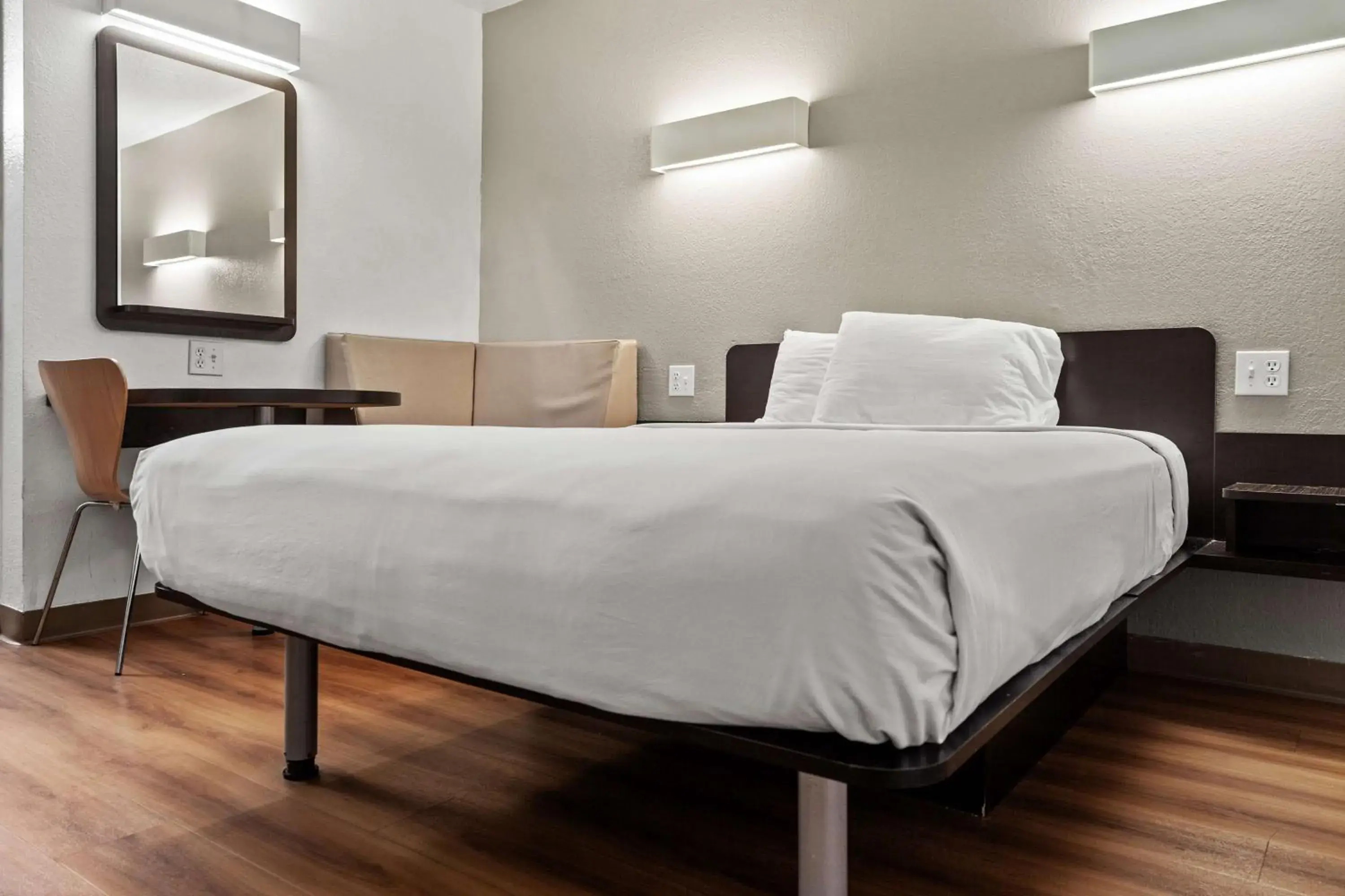 Bedroom, Bed in Studio 6 San Luis Obispo, CA South Bedroom, Bed in Studio 6 San Luis Obispo, CA South