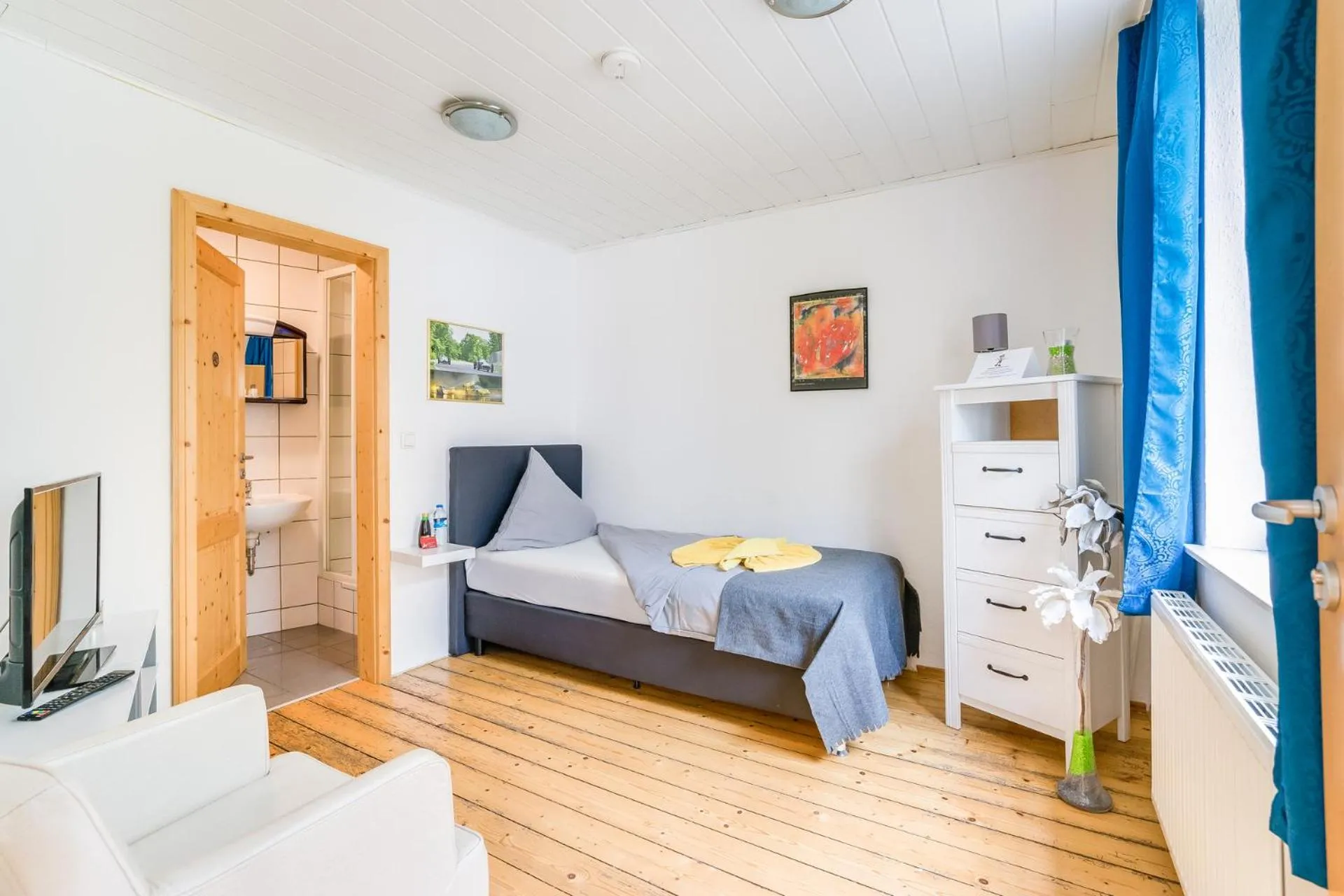 Photo of the whole room, Bed in Nurburgring Rooms Pinocchio
