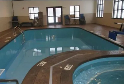 Swimming pool in Comfort Inn & Suites