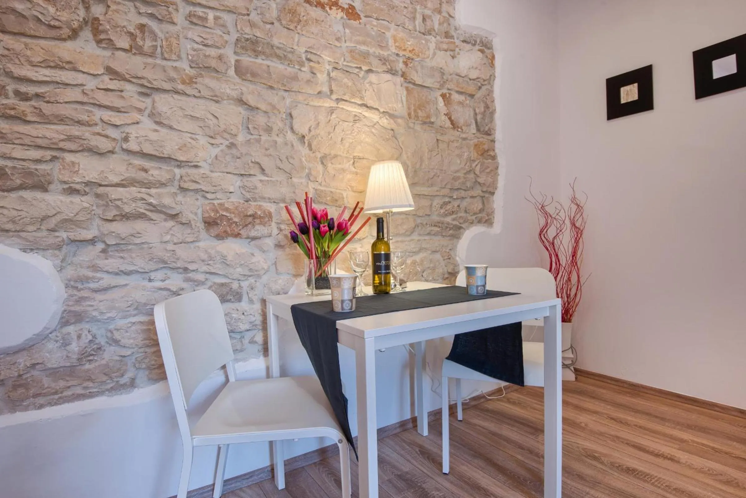 Photo of the whole room in Top Center Rooms & Studio