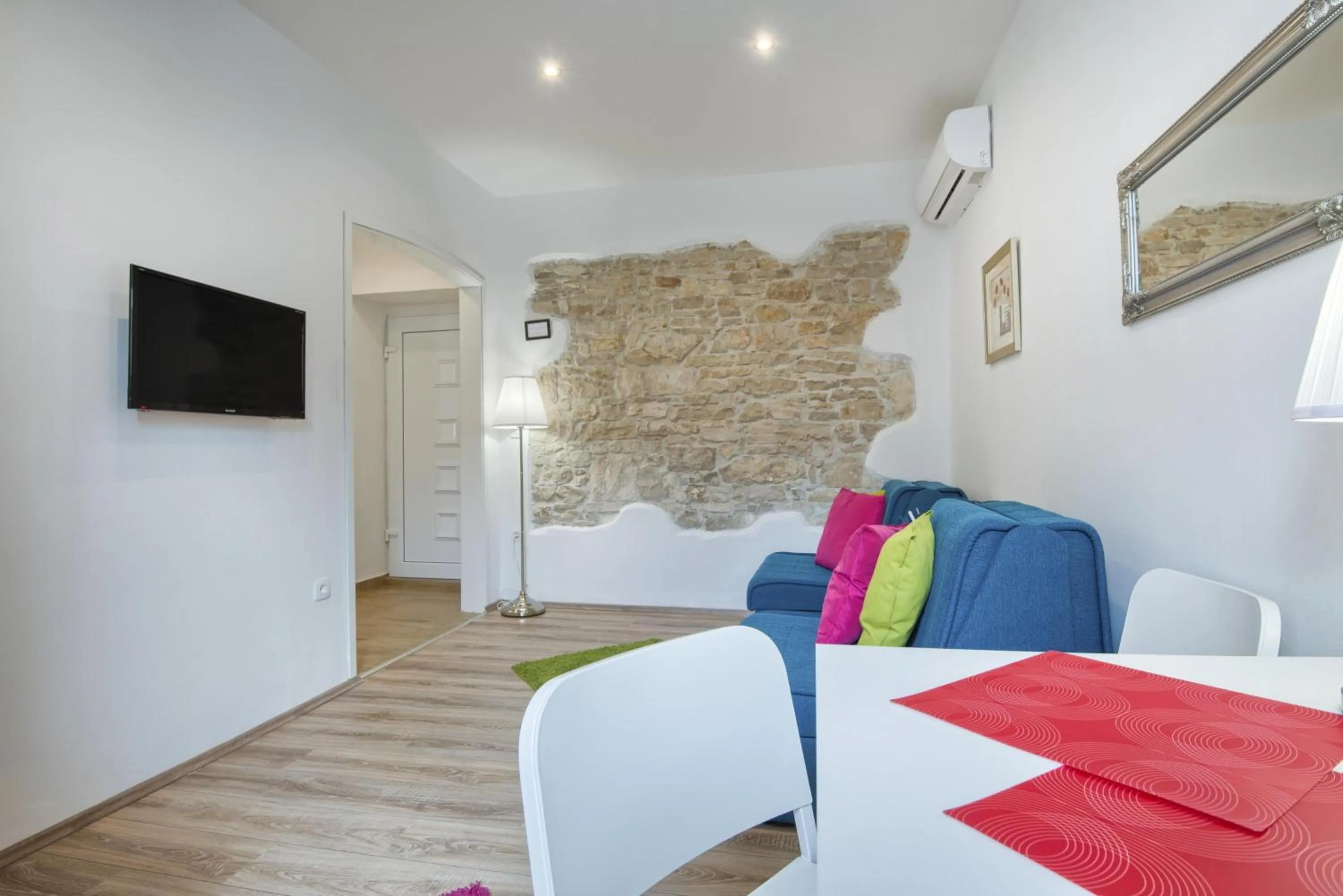 Photo of the whole room, Bed in Top Center Rooms & Studio