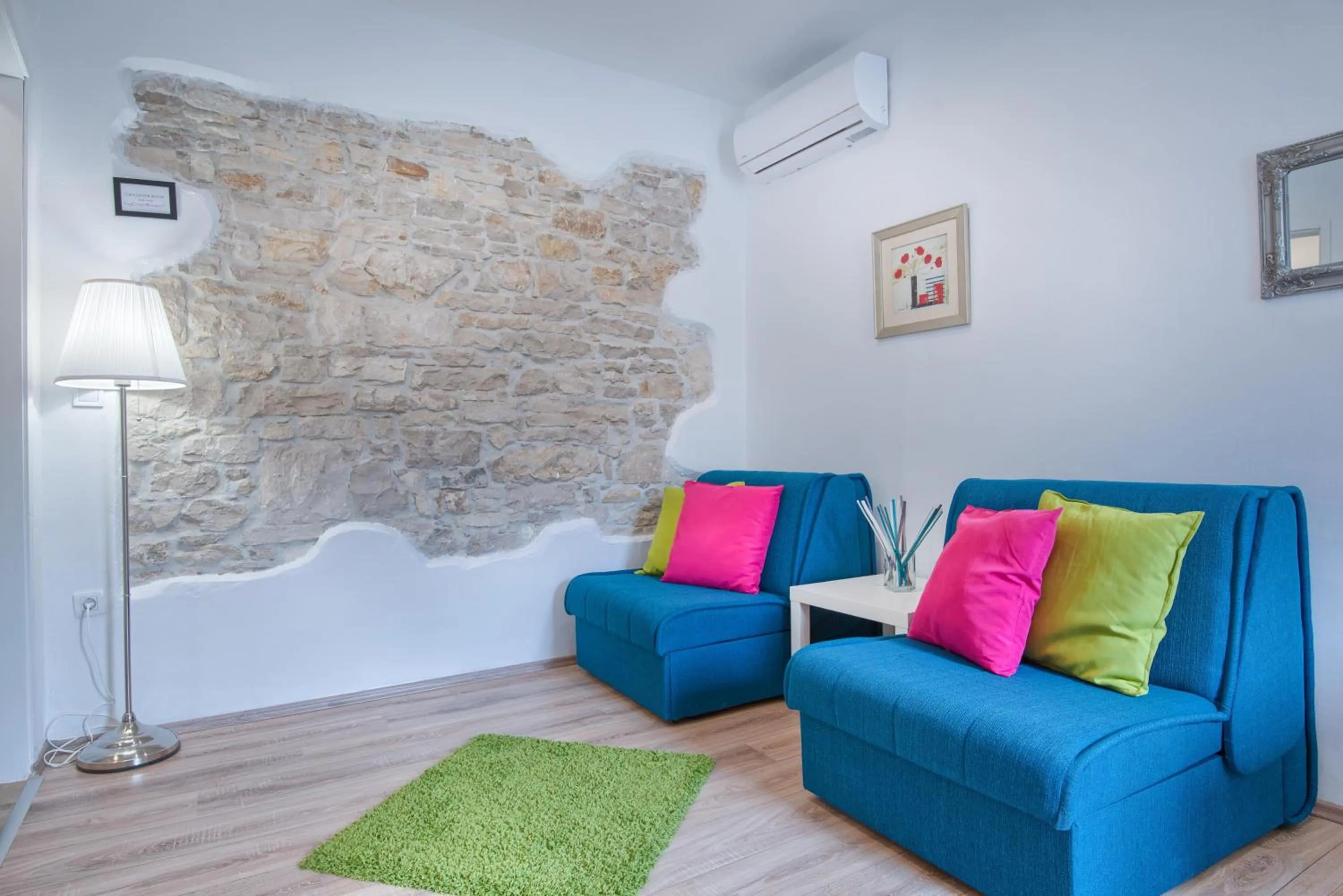 Photo of the whole room in Top Center Rooms & Studio