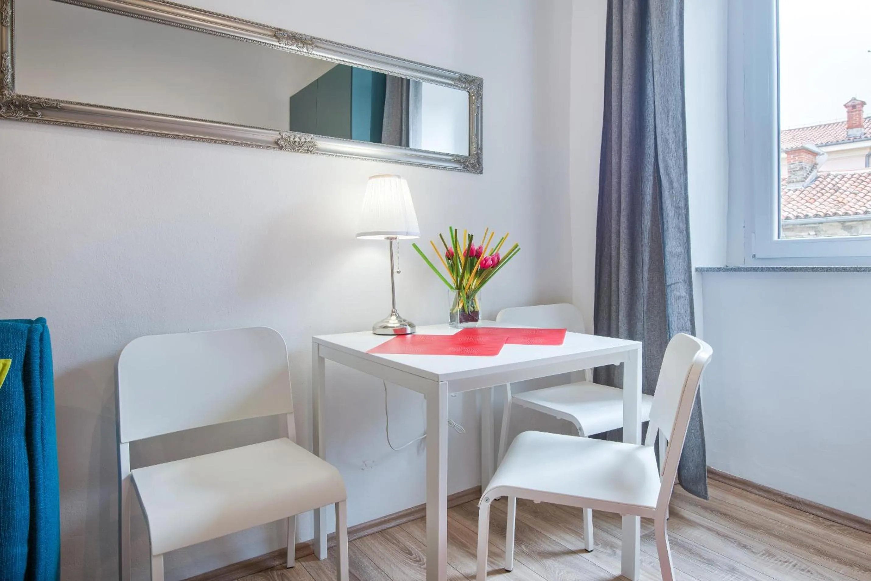 Photo of the whole room in Top Center Rooms & Studio