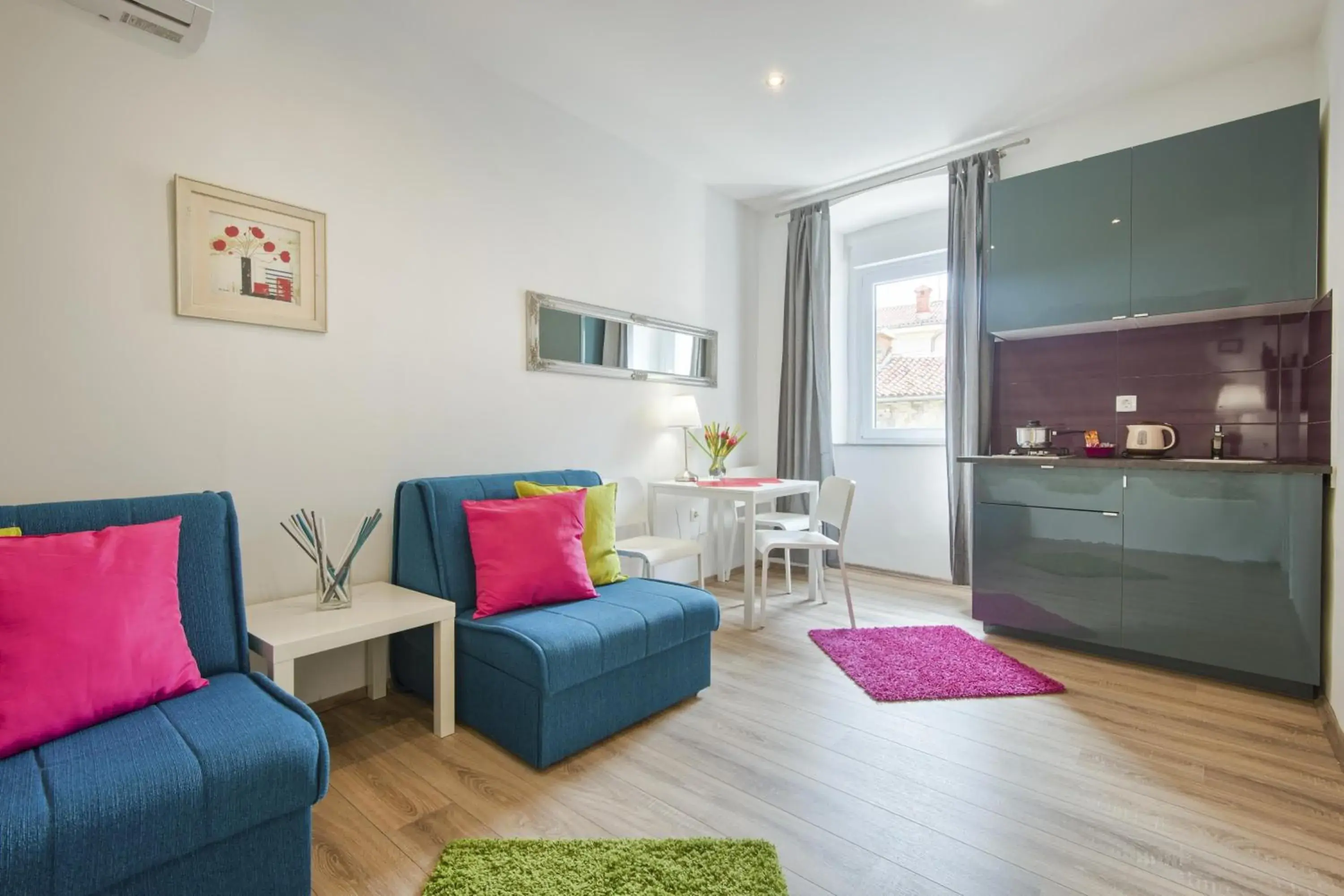 One-Bedroom Apartment - single occupancy in Top Center Rooms & Studio One-Bedroom Apartment - single occupancy in Top Center Rooms & Studio