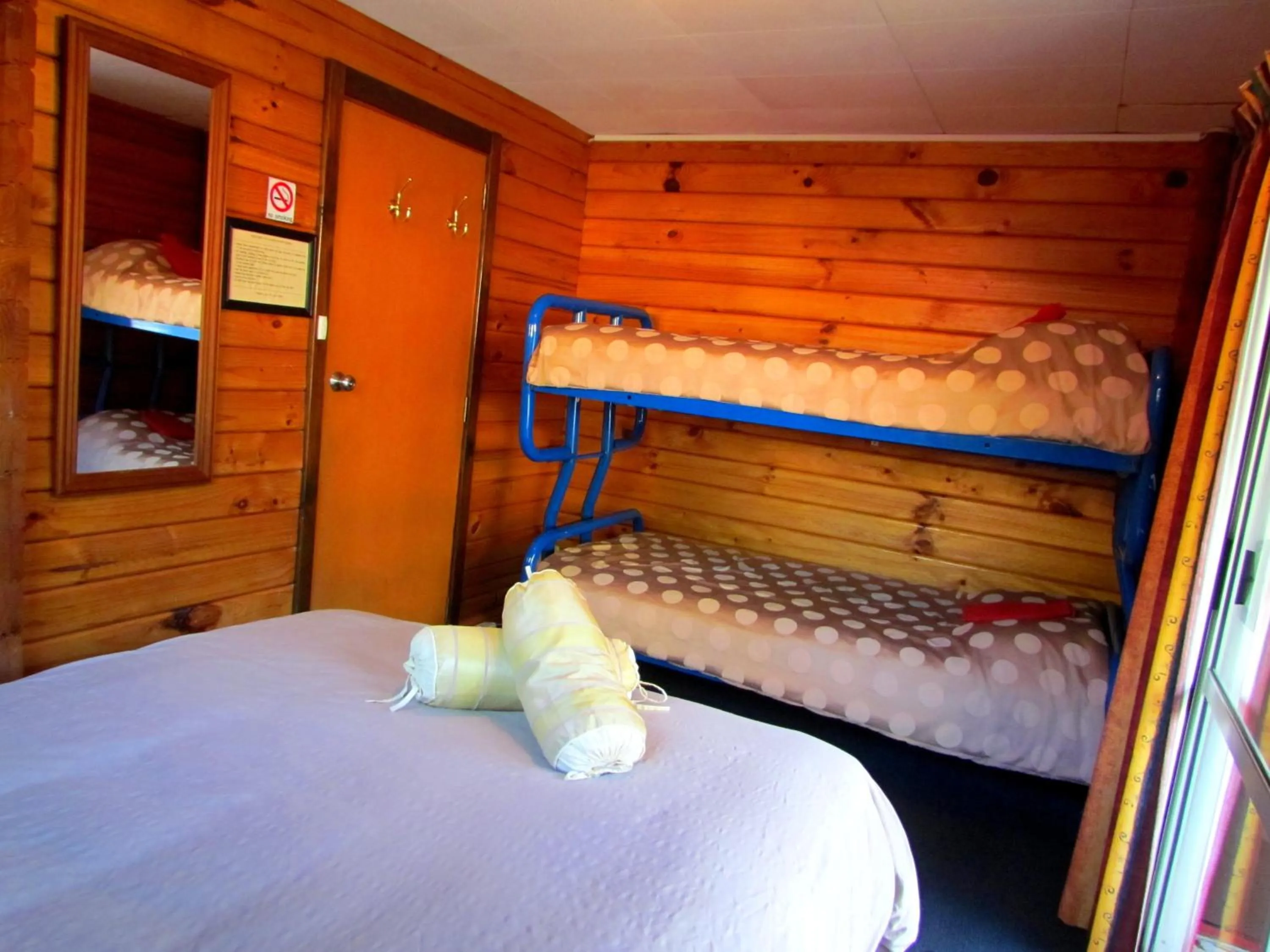 Photo of the whole room, Bed in Hanmer Backpackers