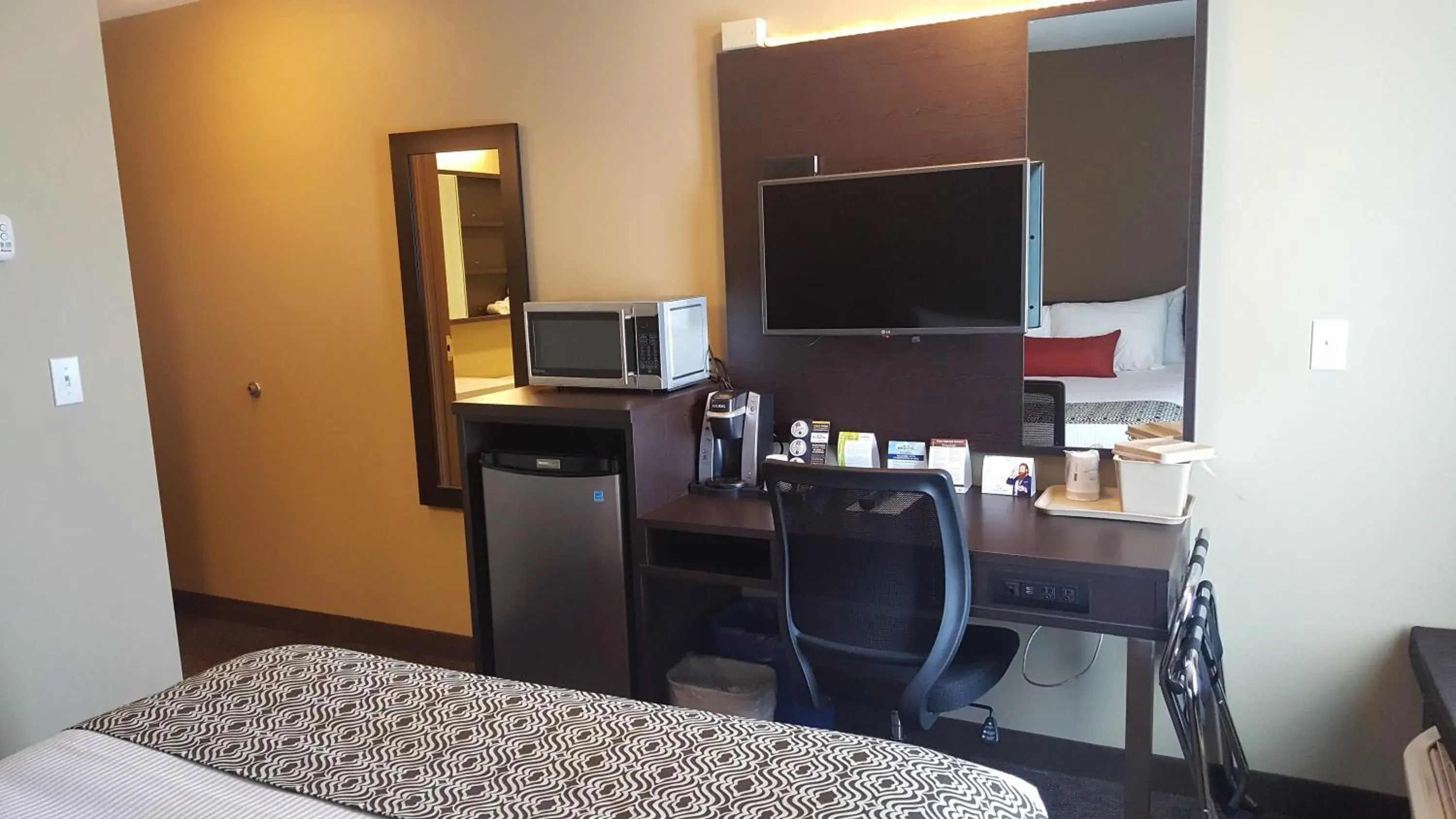 TV and multimedia, Bed in Microtel Inn & Suites by Wyndham Whitecourt TV and multimedia, Bed in Microtel Inn & Suites by Wyndham Whitecourt
