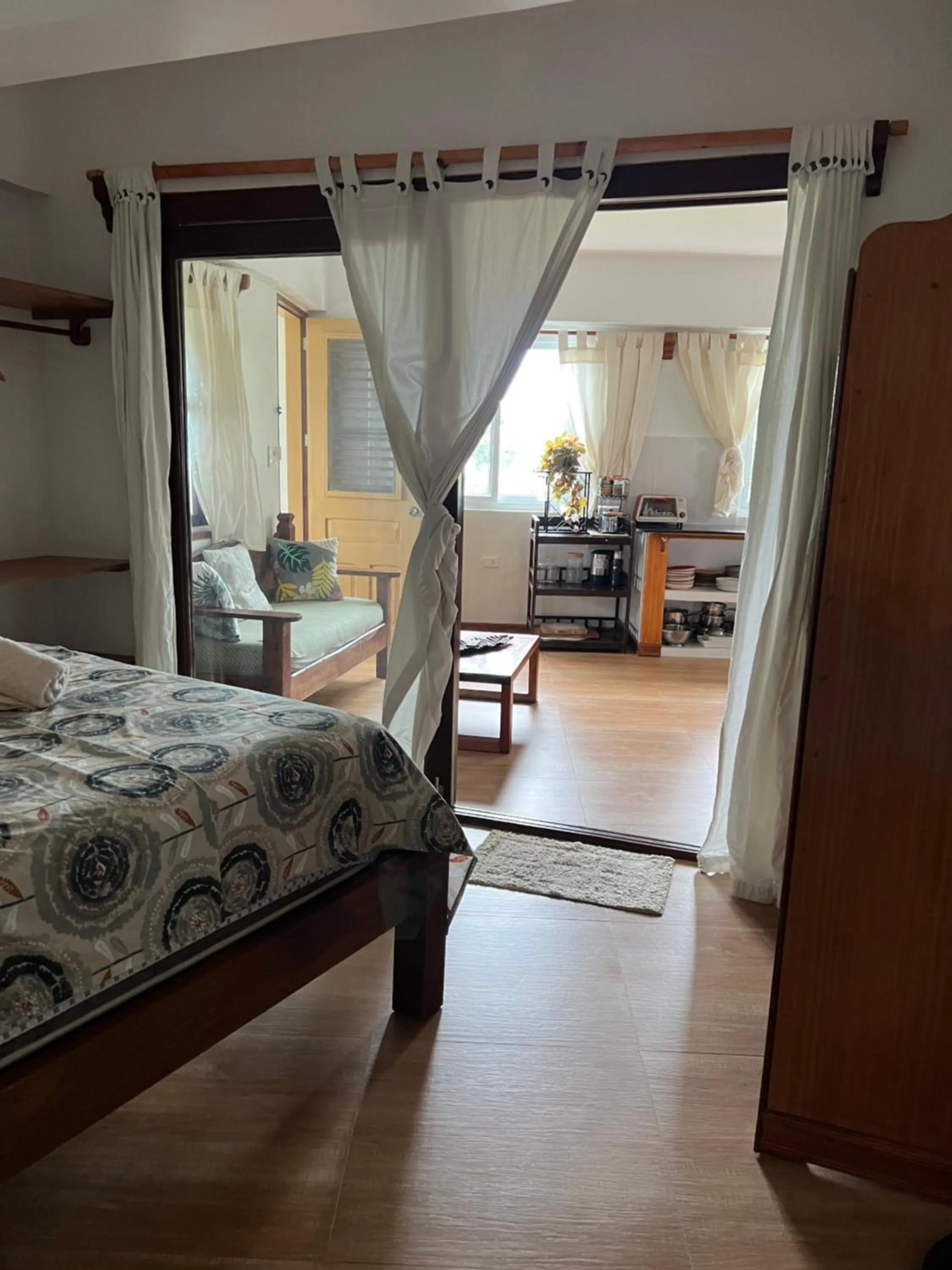 Photo of the whole room, Bed in Wind Rider's Inn