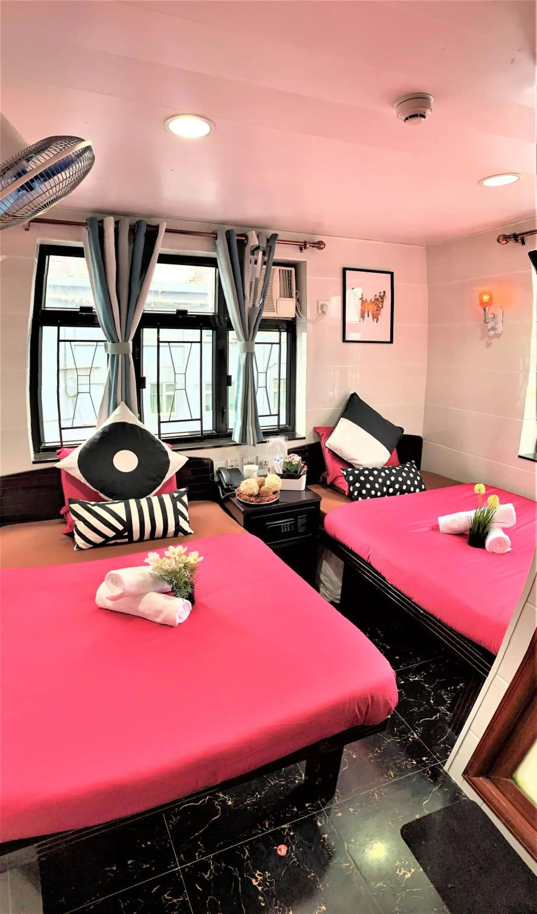 Photo of the whole room, Bed in Cebu Inn