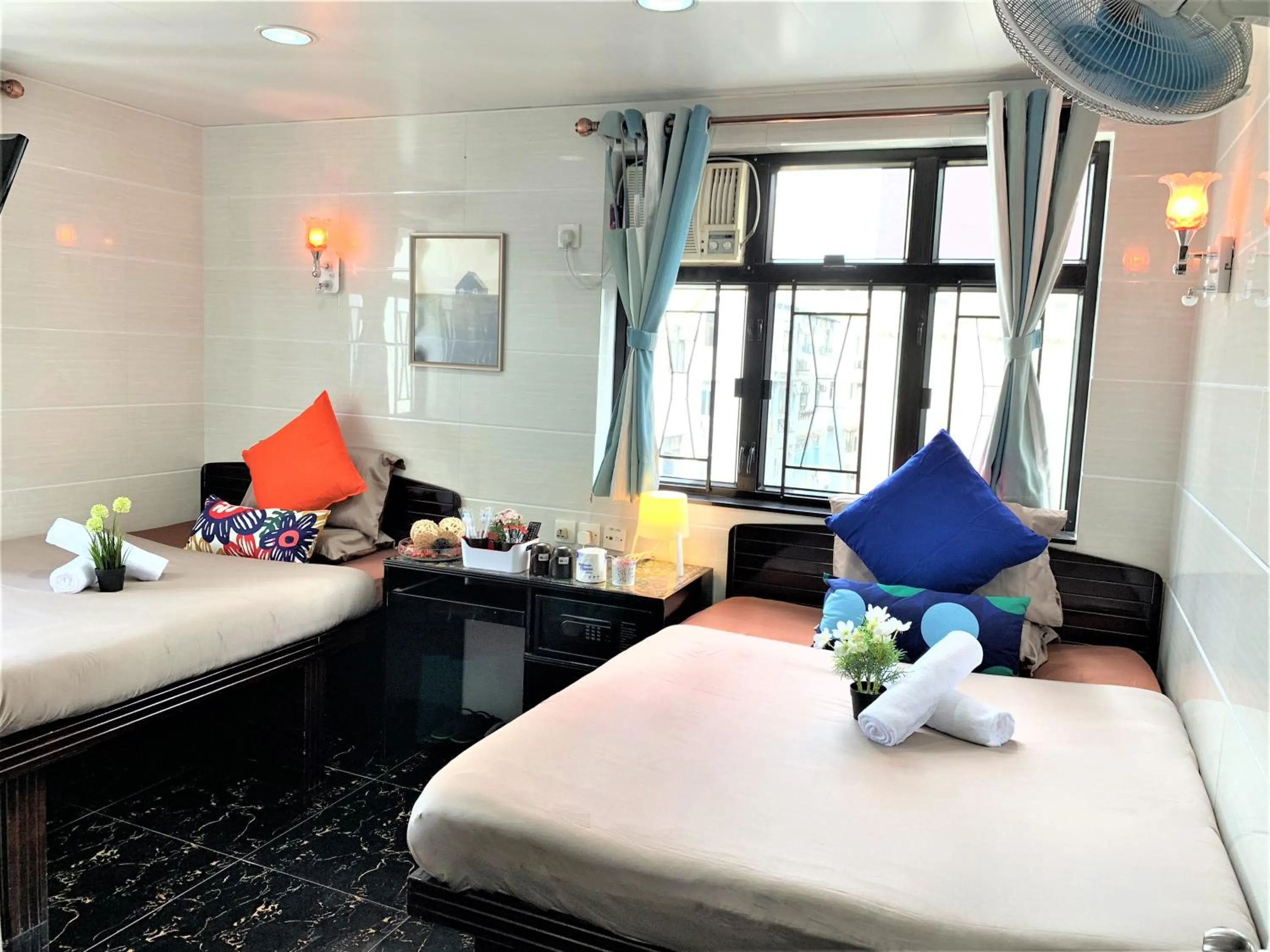 Photo of the whole room, Bed in Cebu Inn