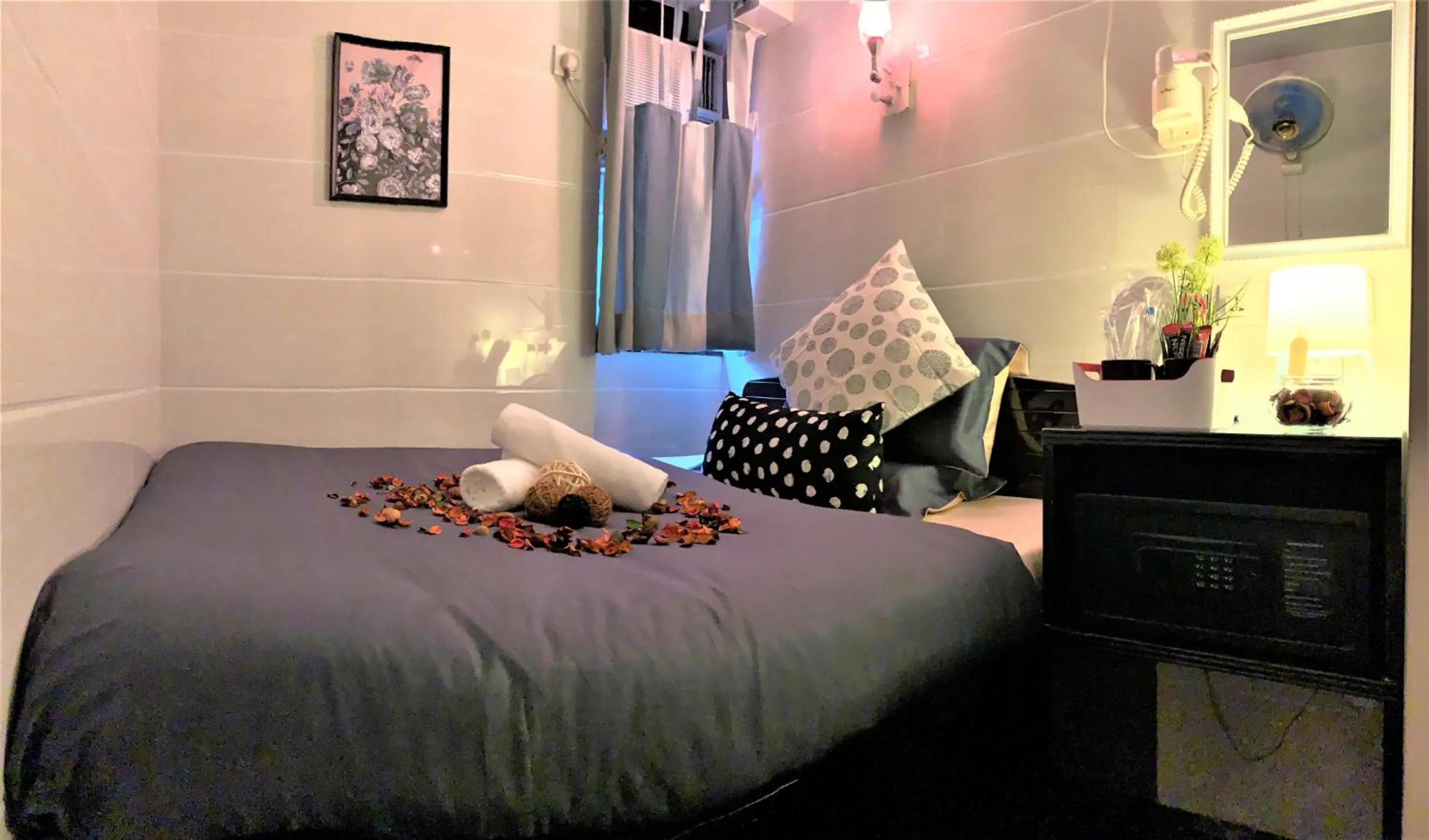 Photo of the whole room, Bed in Cebu Inn