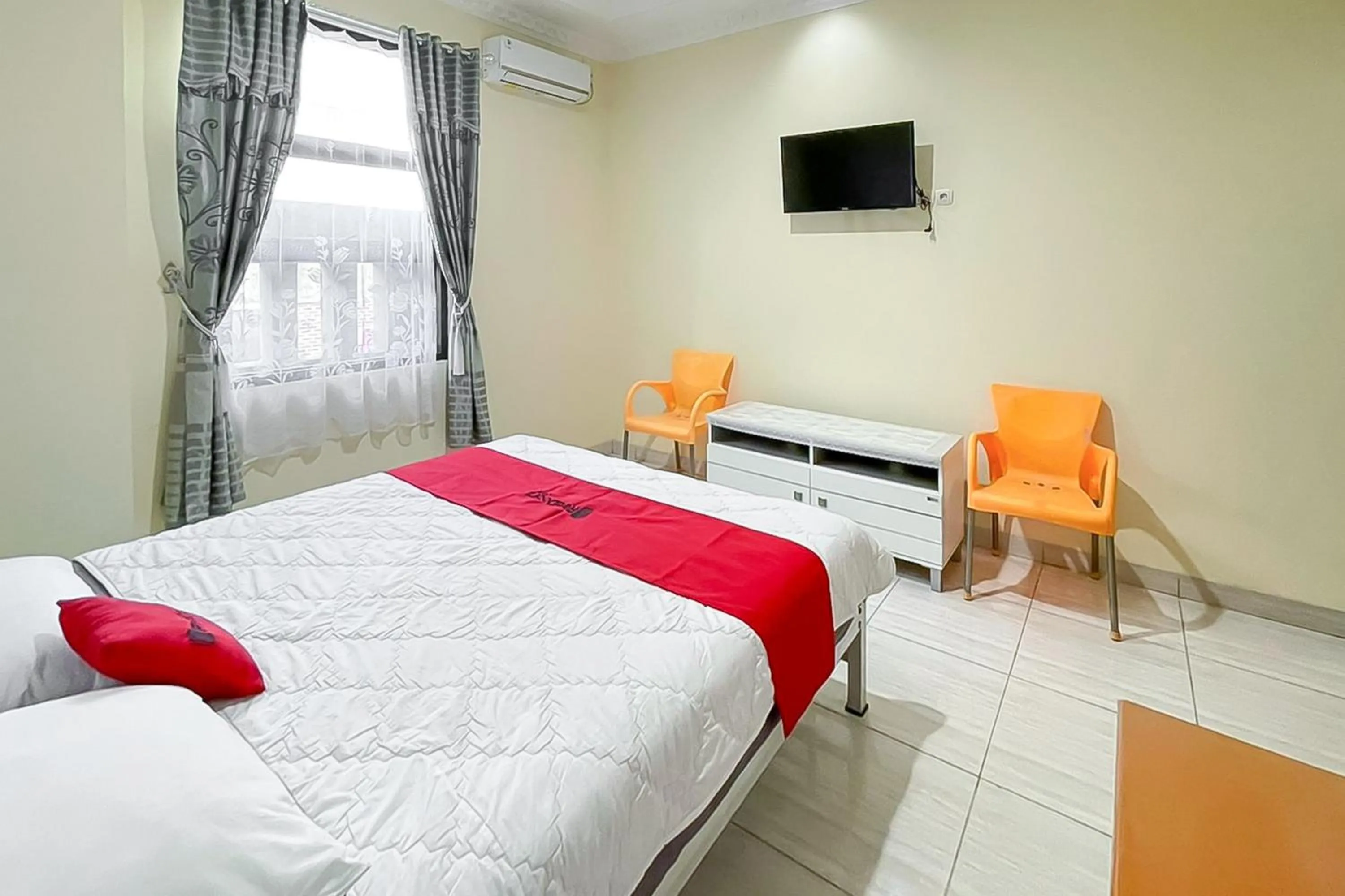 Bedroom, Bed in RedDoorz near Grage Mall Cirebon
