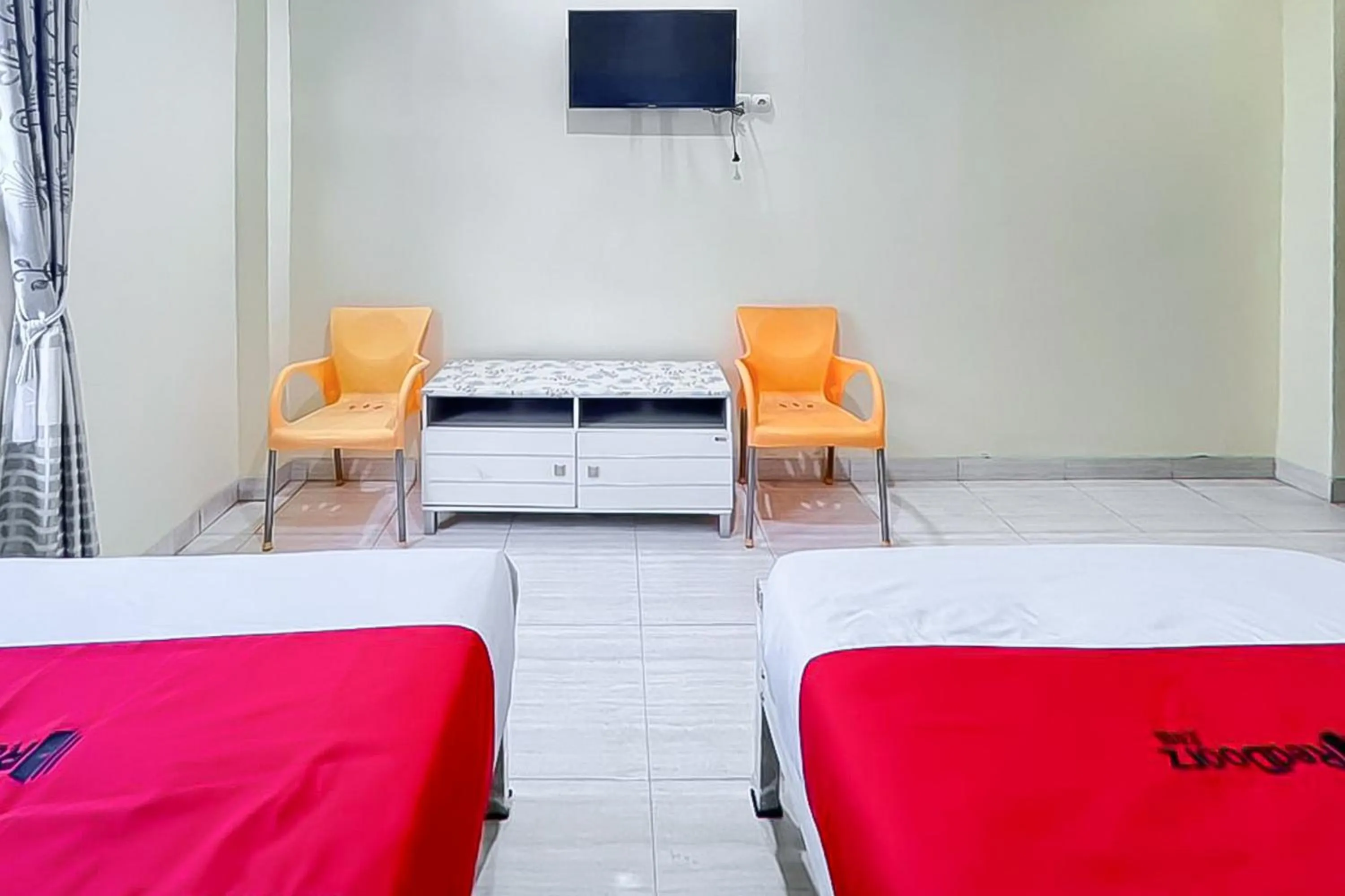 Bedroom, Bed in RedDoorz near Grage Mall Cirebon